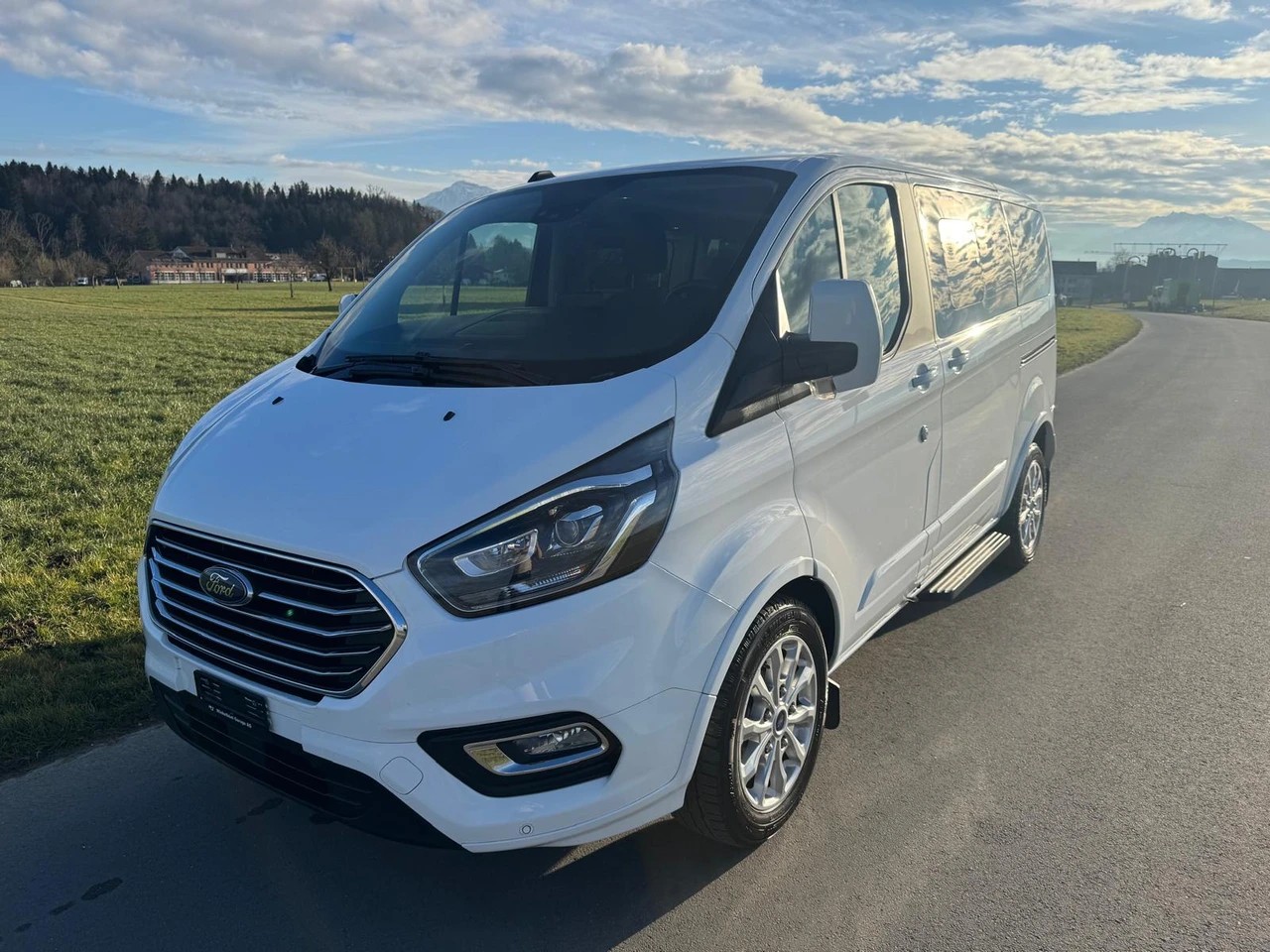 FORD Tourneo Custom 320 L1H1 Titanium A mit Anhängerkupplung-image-0