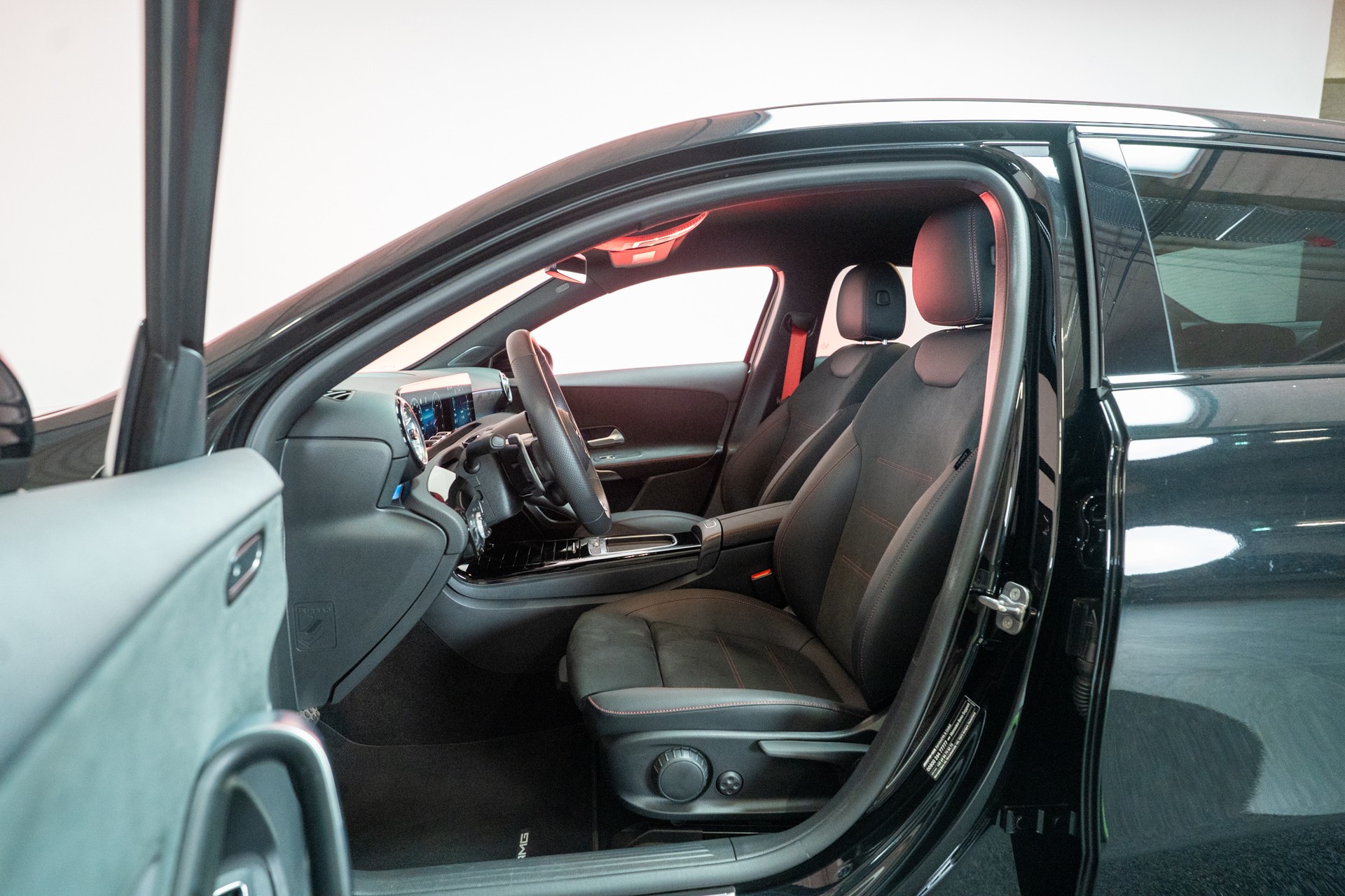 MERCEDES-BENZ A 35 AMG 4matic Limousine / Facelift / Rückfahrkamera / Ambientebeleuchtung-image-8