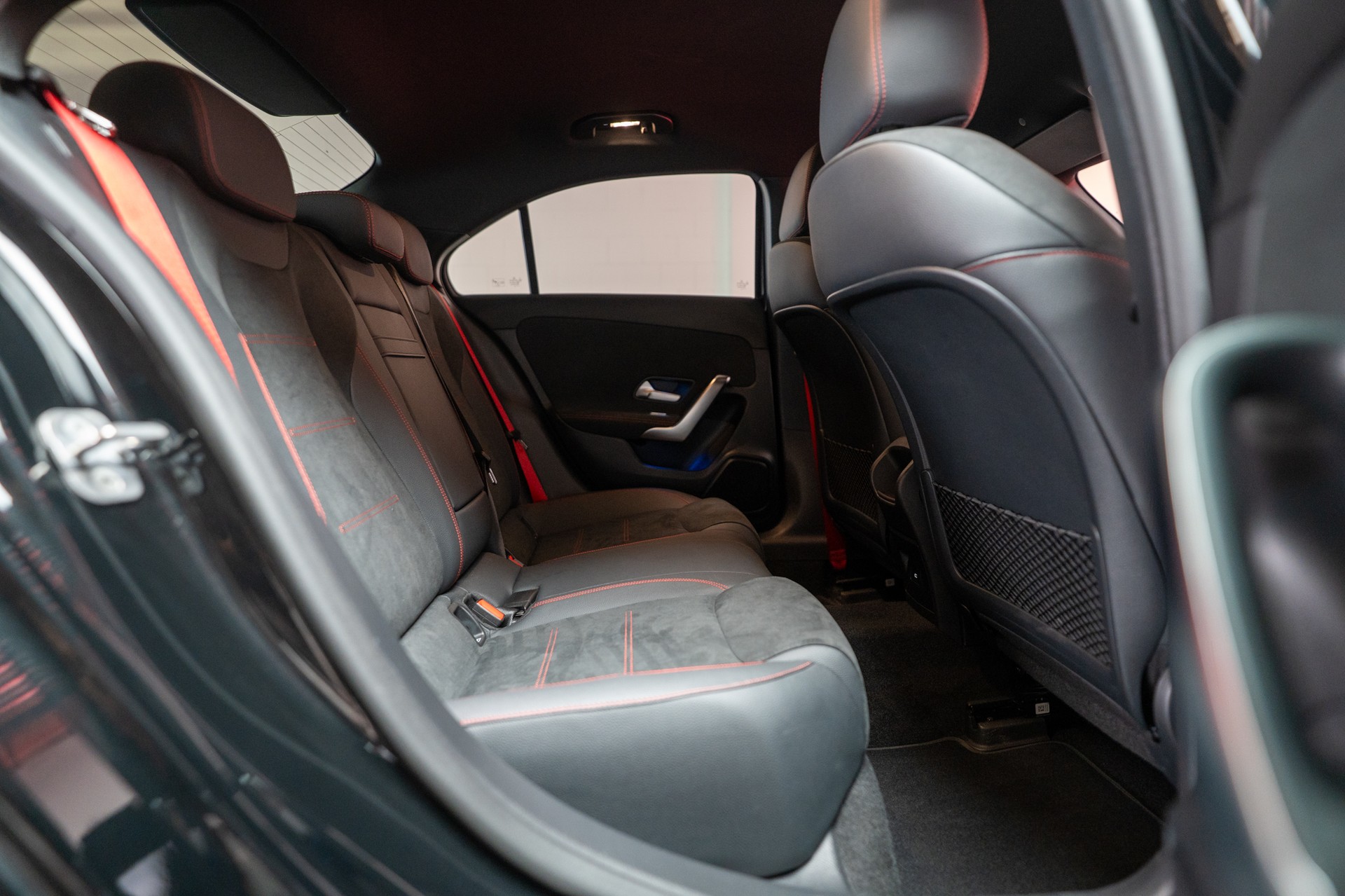 MERCEDES-BENZ A 35 AMG 4matic Limousine / Facelift / Rückfahrkamera / Ambientebeleuchtung-image-13
