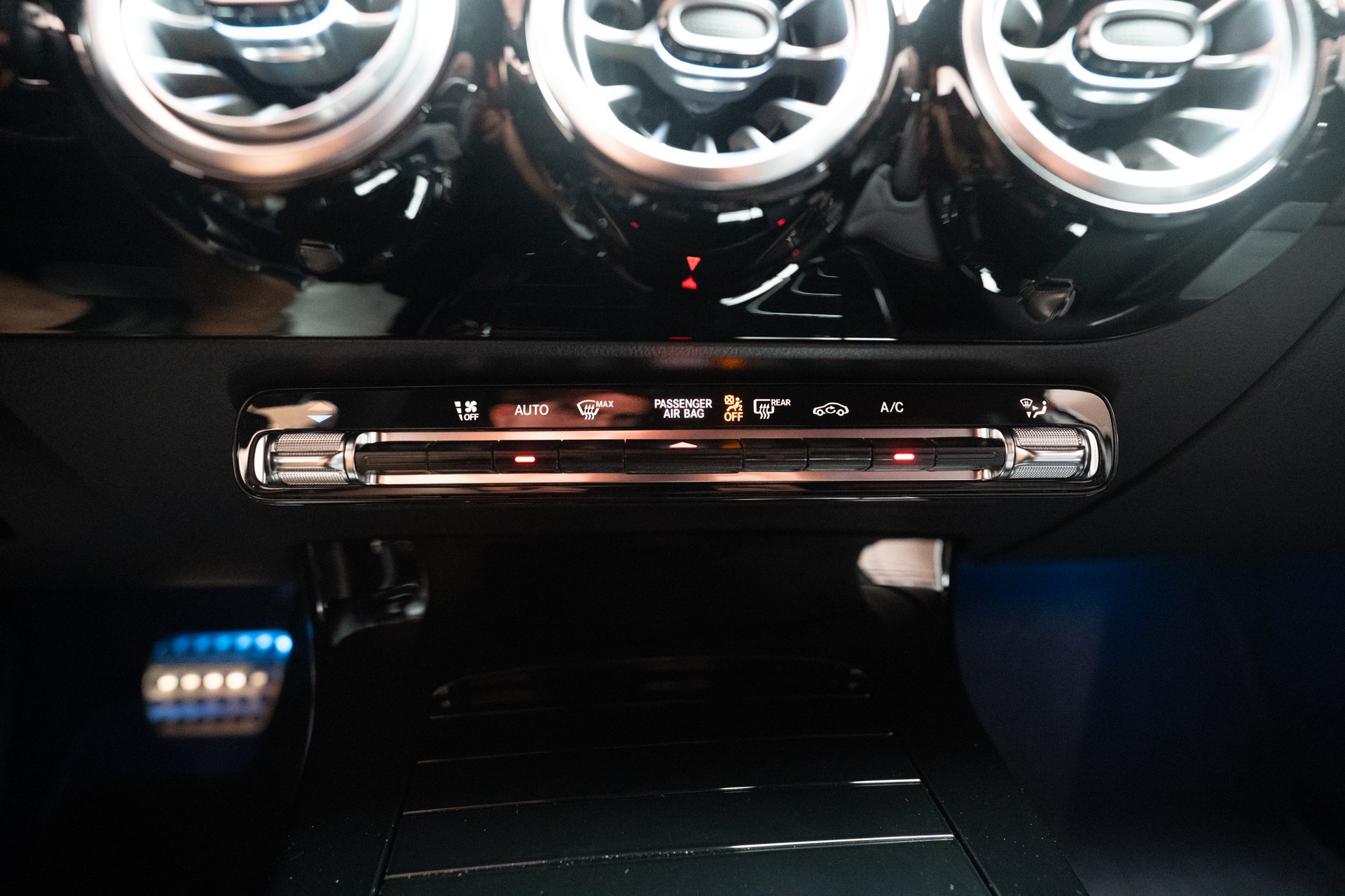 MERCEDES-BENZ A 35 AMG 4matic Limousine / Facelift / Rückfahrkamera / Ambientebeleuchtung-image-22