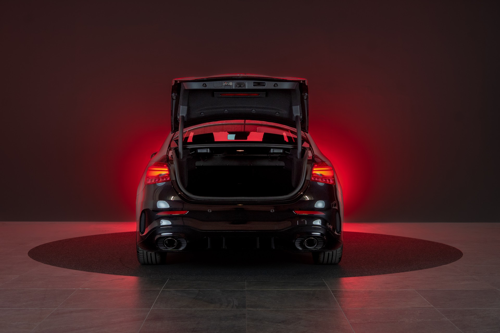 MERCEDES-BENZ A 35 AMG 4matic Limousine / Facelift / Rückfahrkamera / Ambientebeleuchtung-image-6