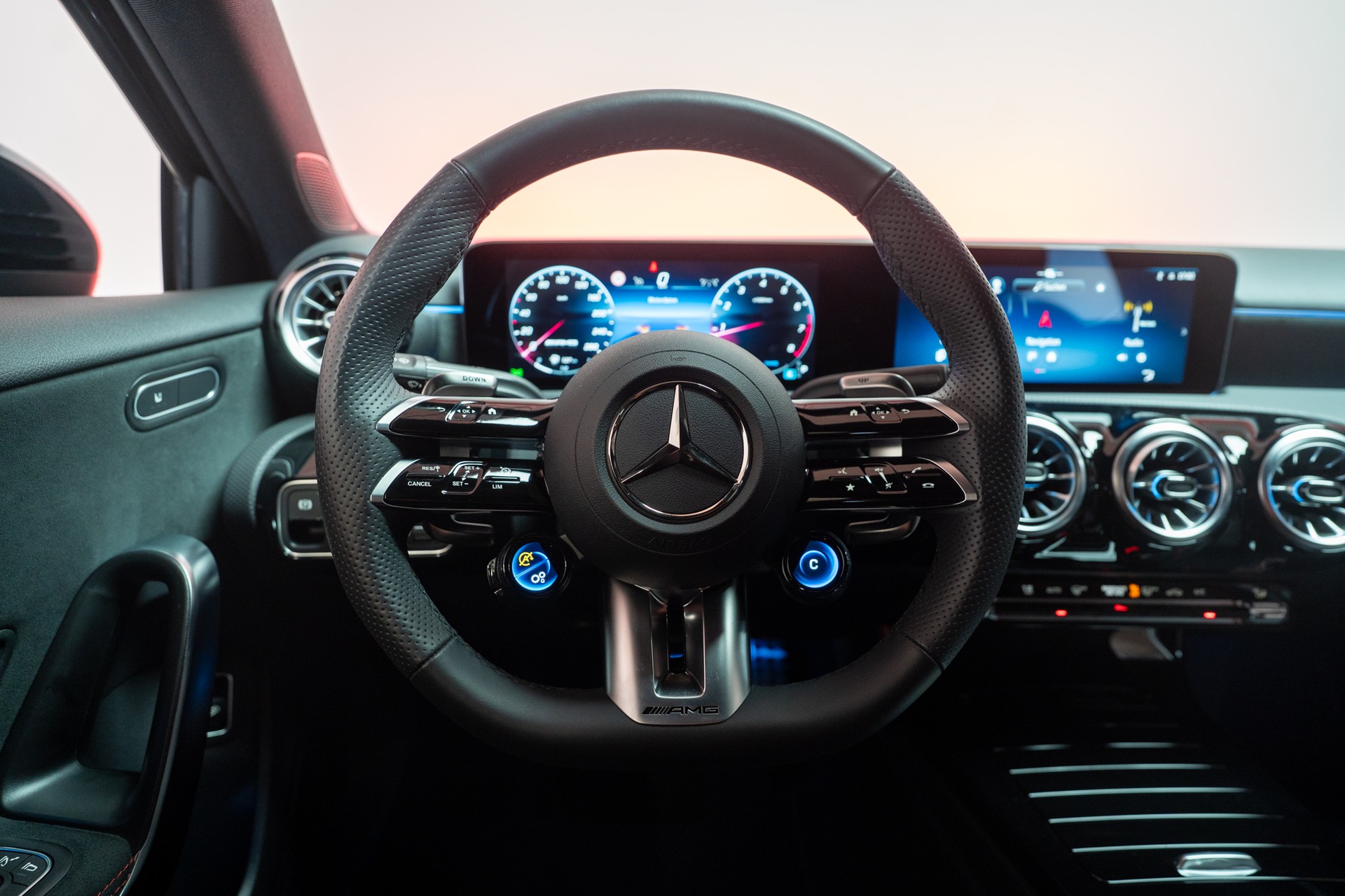 MERCEDES-BENZ A 35 AMG 4matic Limousine / Facelift / Rückfahrkamera / Ambientebeleuchtung-image-17