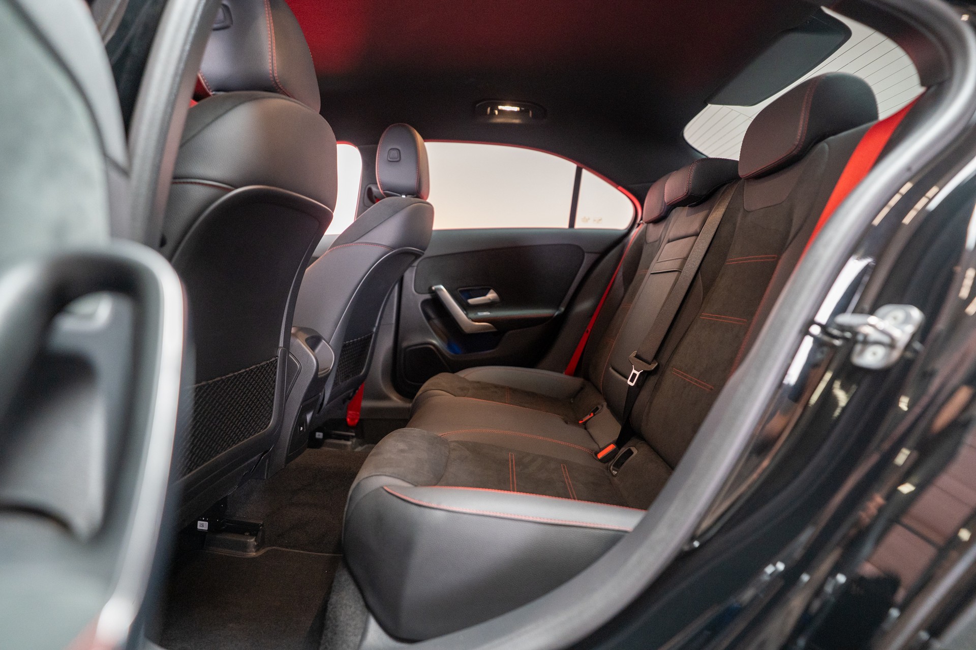 MERCEDES-BENZ A 35 AMG 4matic Limousine / Facelift / Rückfahrkamera / Ambientebeleuchtung-image-12