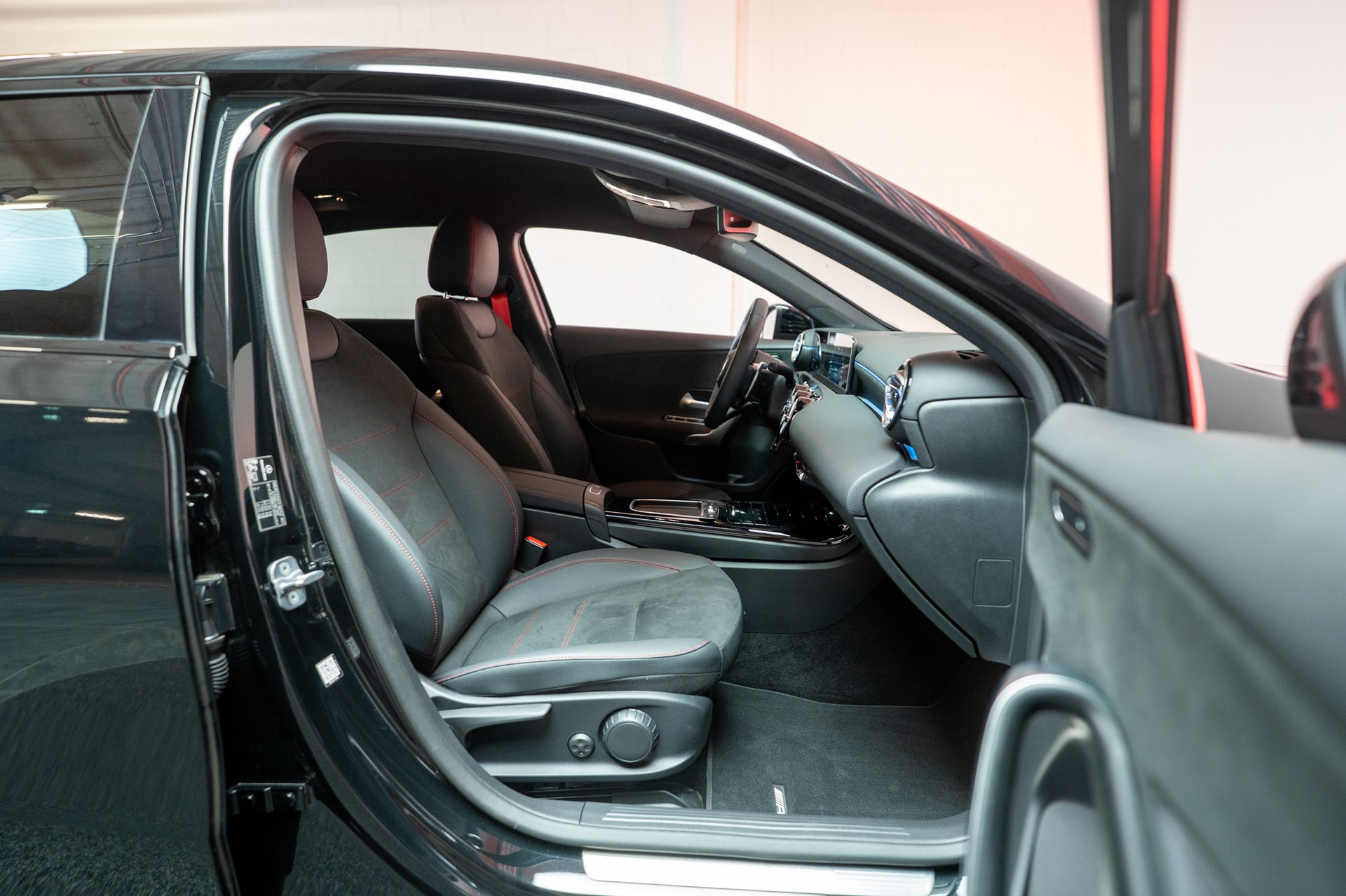 MERCEDES-BENZ A 35 AMG 4matic Limousine / Facelift / Rückfahrkamera / Ambientebeleuchtung-image-14