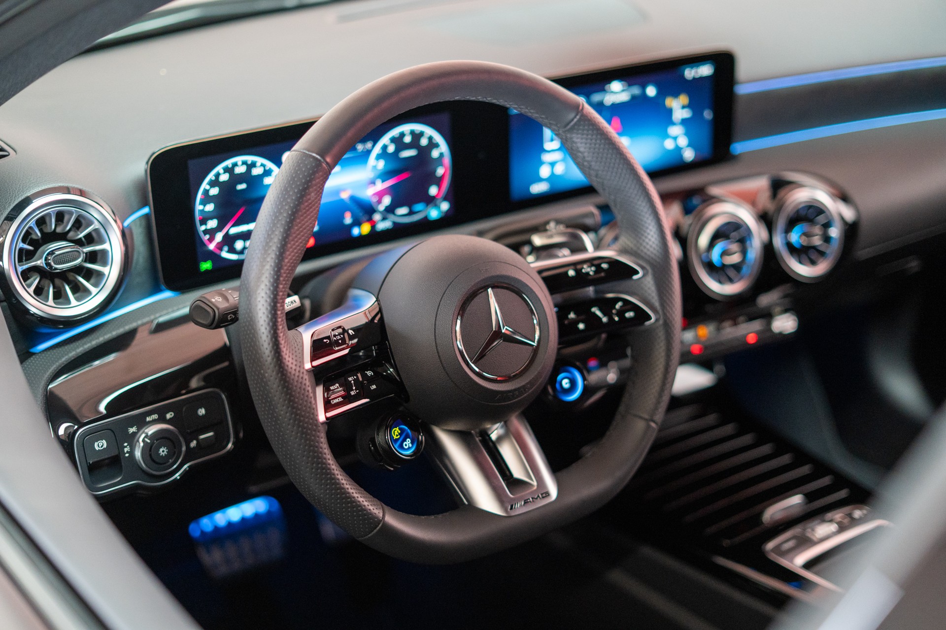 MERCEDES-BENZ A 35 AMG 4matic Limousine / Facelift / Rückfahrkamera / Ambientebeleuchtung-image-10