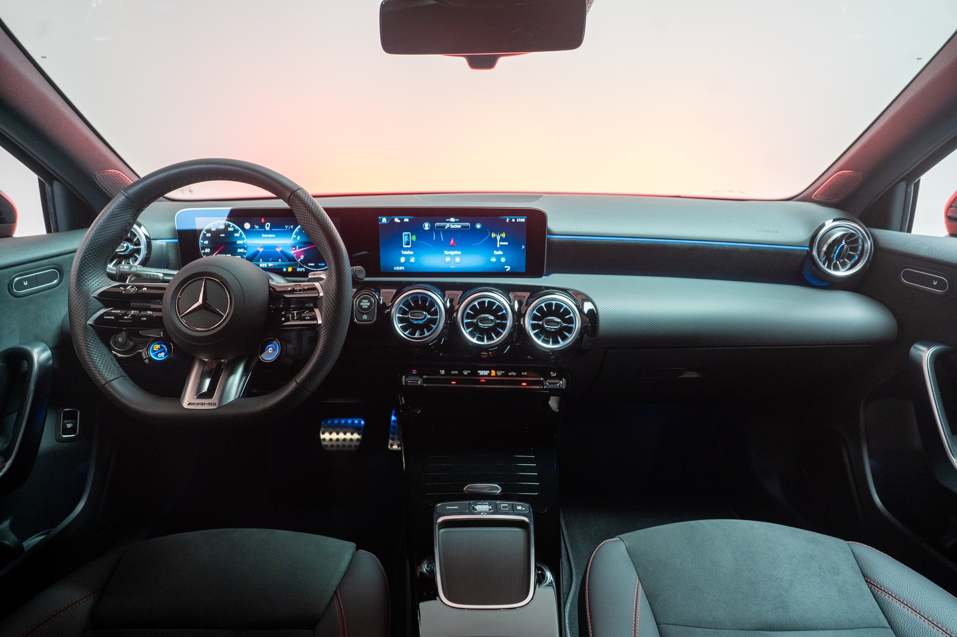 MERCEDES-BENZ A 35 AMG 4matic Limousine / Facelift / Rückfahrkamera / Ambientebeleuchtung-image-16