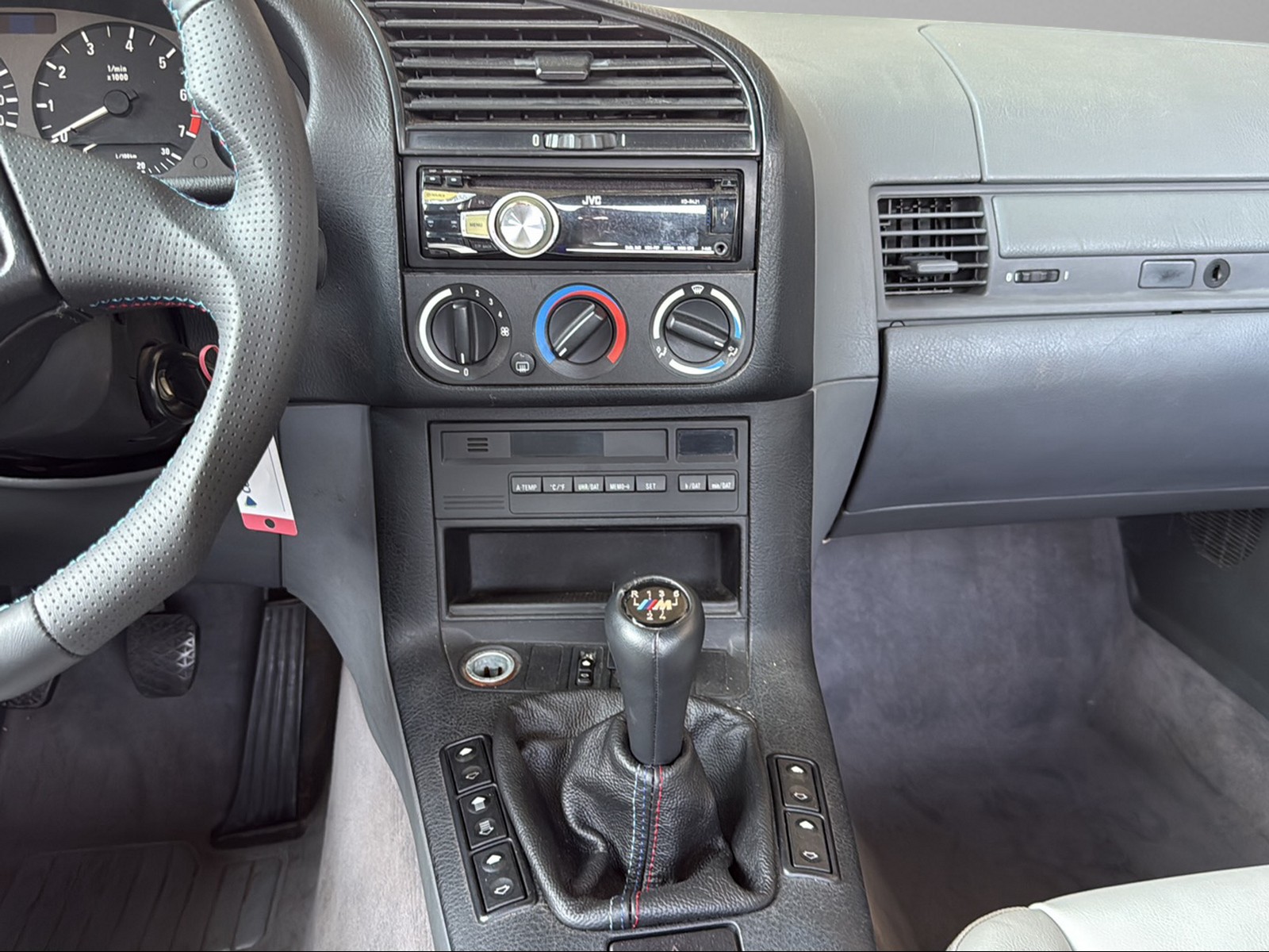 BMW 318i Cabrio-image-13