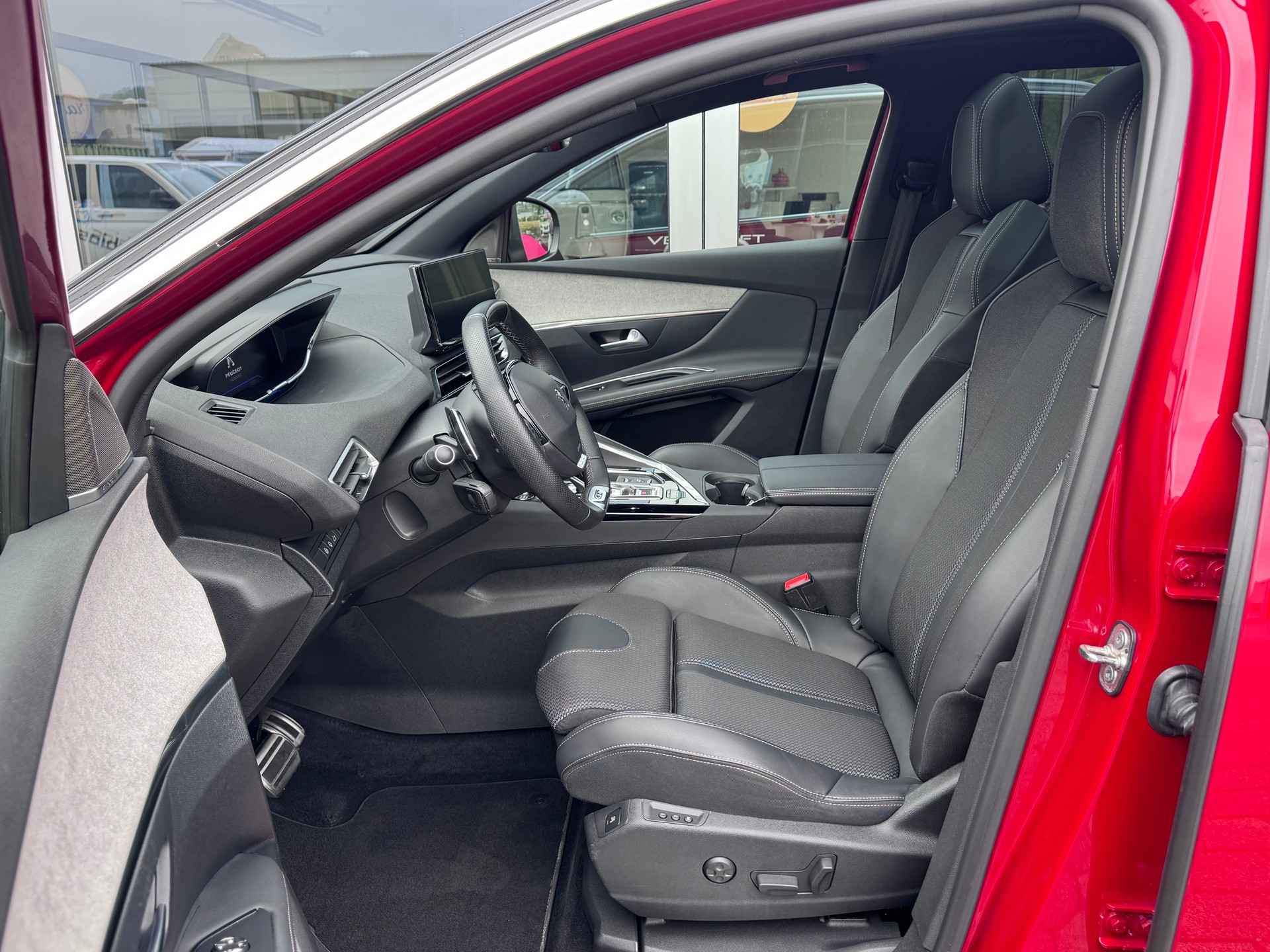 PEUGEOT 3008 1.5 BlueHDi GT EAT8+LED Scheinwerfer+ACC+NAVI+Rückfahrkamera+Getönte Scheiben+Panorama-Glasdach+18"Alu+Winterräder+-image-11
