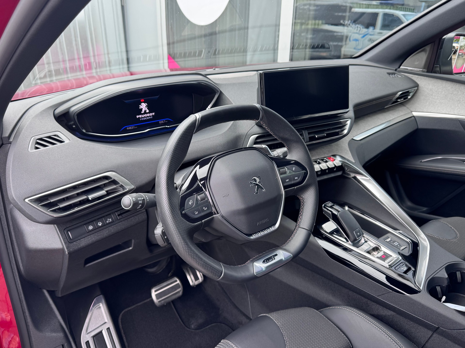 PEUGEOT 3008 1.5 BlueHDi GT EAT8+LED Scheinwerfer+ACC+NAVI+Rückfahrkamera+Getönte Scheiben+Panorama-Glasdach+18"Alu+Winterräder+-image-12