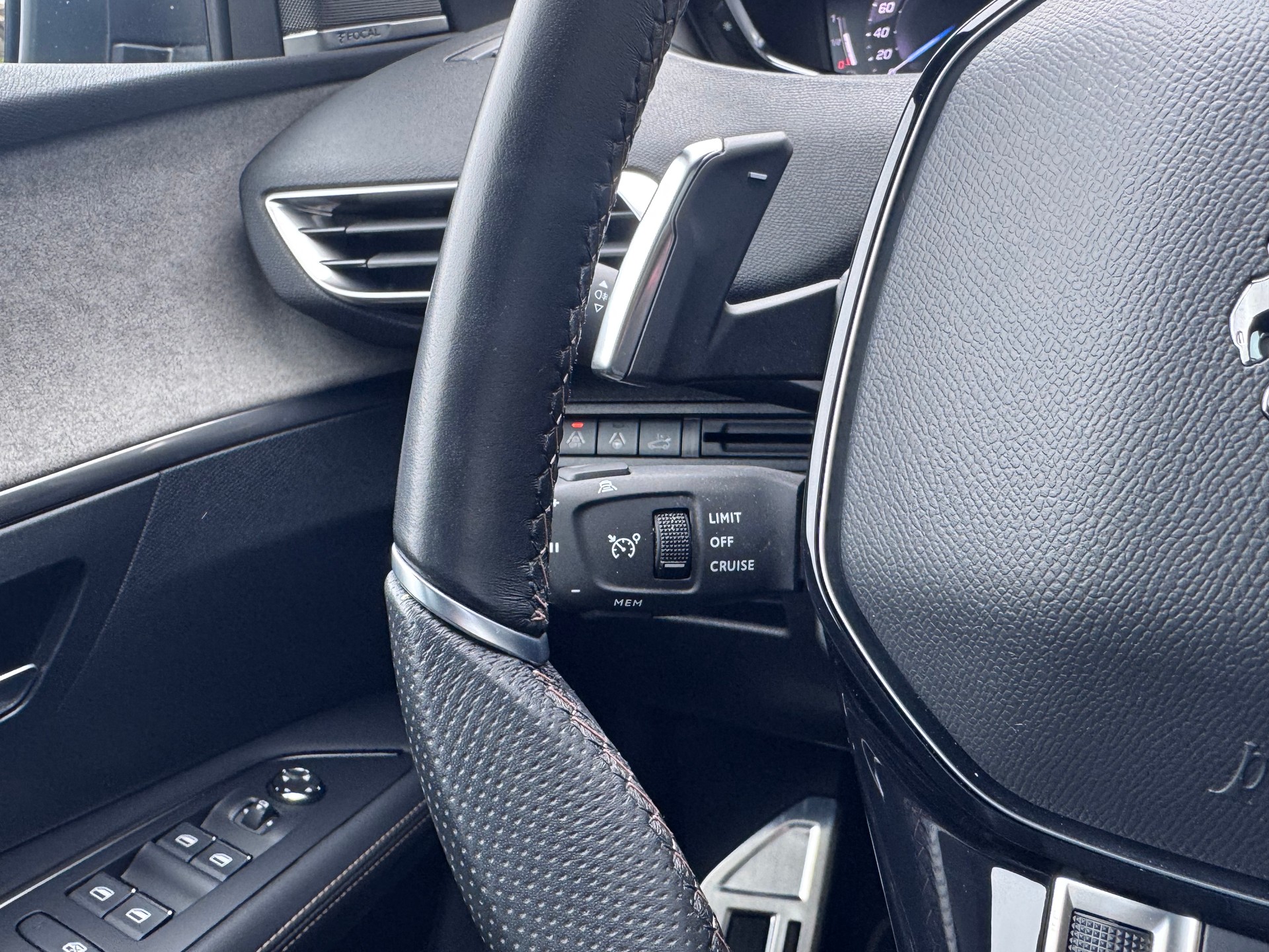 PEUGEOT 3008 1.5 BlueHDi GT EAT8+LED Scheinwerfer+ACC+NAVI+Rückfahrkamera+Getönte Scheiben+Panorama-Glasdach+18"Alu+Winterräder+-image-20