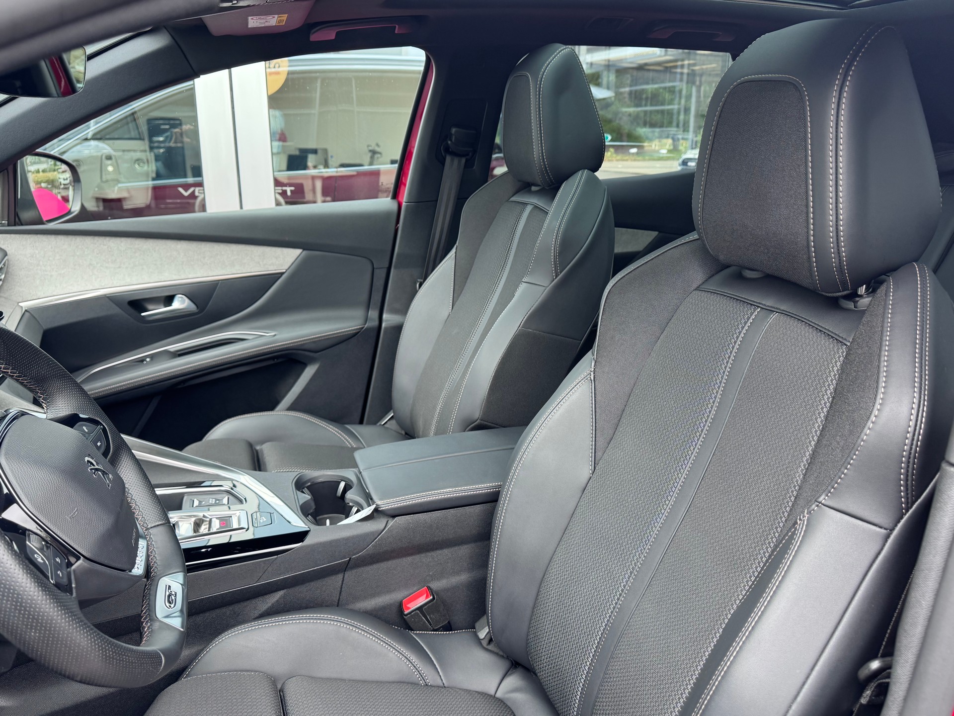 PEUGEOT 3008 1.5 BlueHDi GT EAT8+LED Scheinwerfer+ACC+NAVI+Rückfahrkamera+Getönte Scheiben+Panorama-Glasdach+18"Alu+Winterräder+-image-13