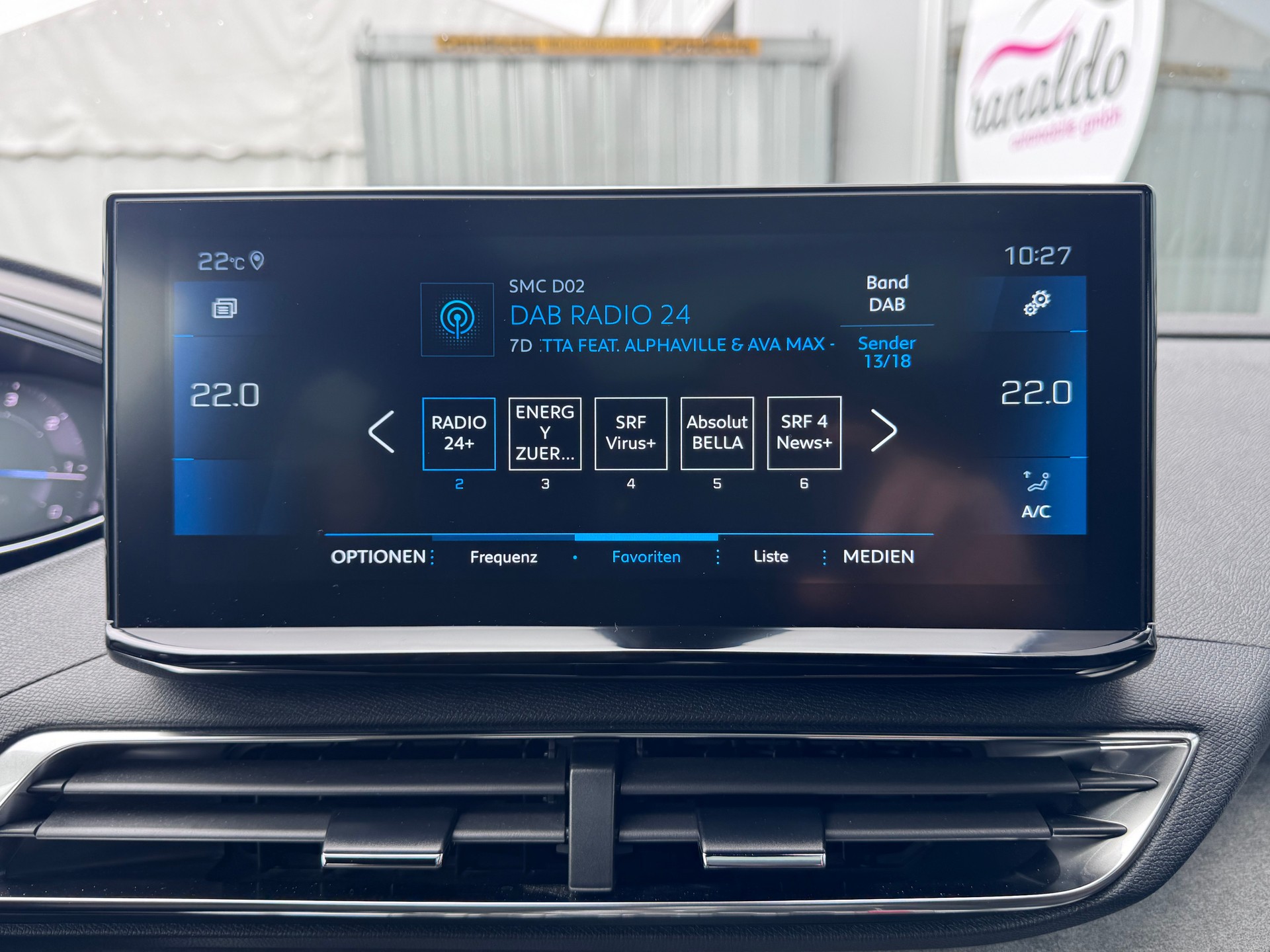 PEUGEOT 3008 1.5 BlueHDi GT EAT8+LED Scheinwerfer+ACC+NAVI+Rückfahrkamera+Getönte Scheiben+Panorama-Glasdach+18"Alu+Winterräder+-image-23