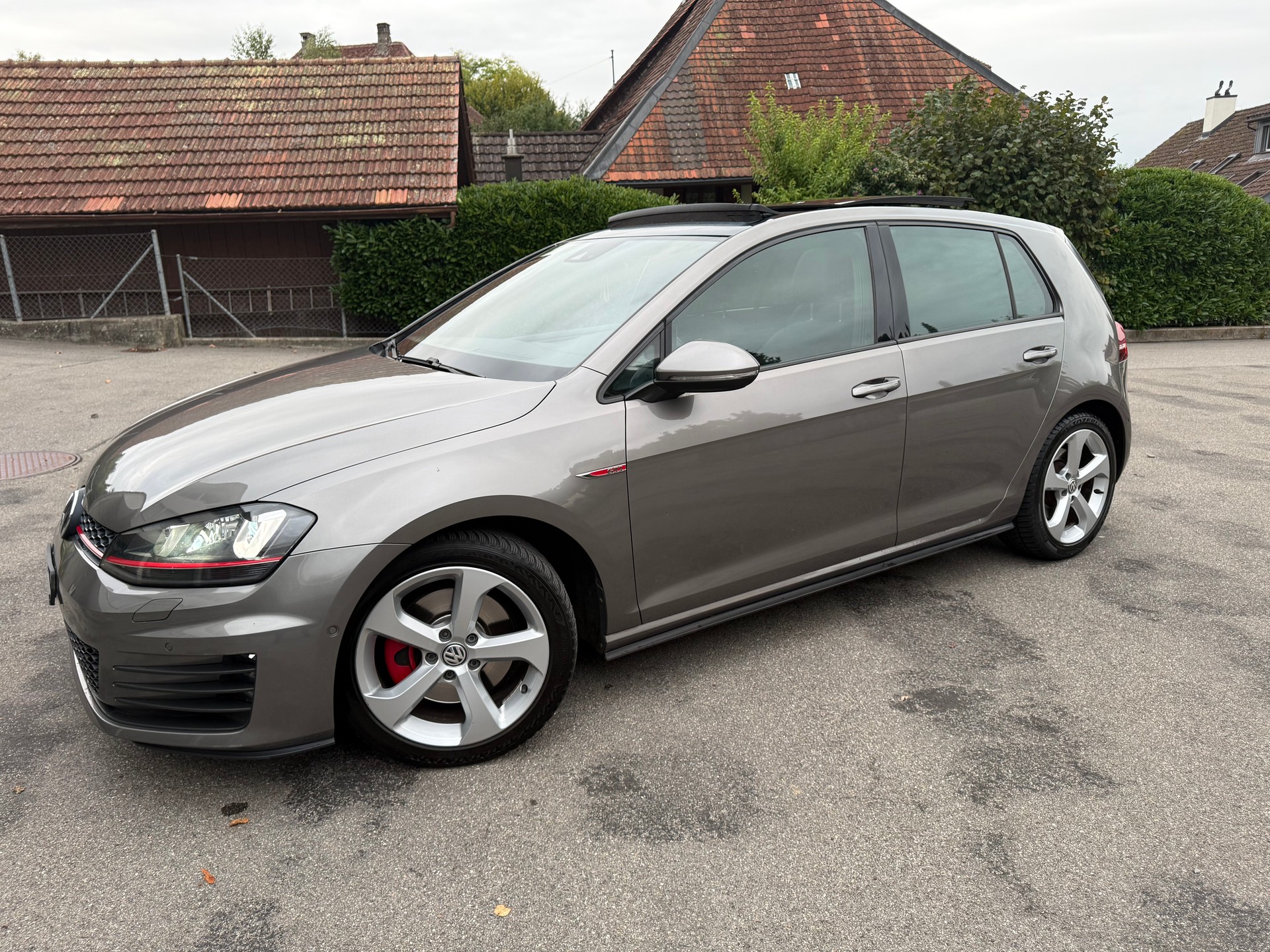VW 2.0 TSI GTI DSG mit Panorama-Ausstell-/Schiebedach Rückfahkamera & Winterräder MFK 08/26-image-1