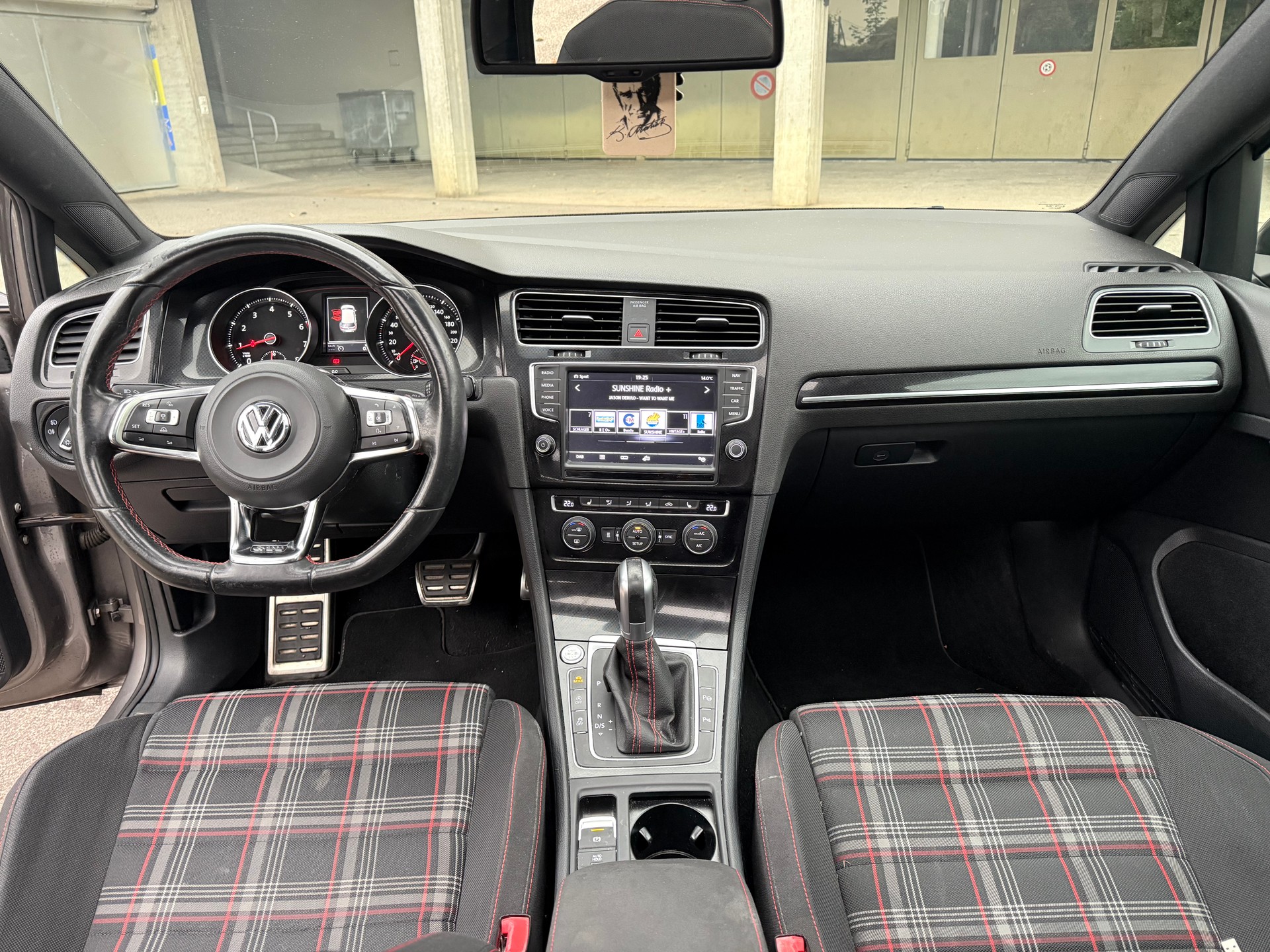 VW 2.0 TSI GTI DSG mit Panorama-Ausstell-/Schiebedach Rückfahkamera & Winterräder MFK 08/26-image-5