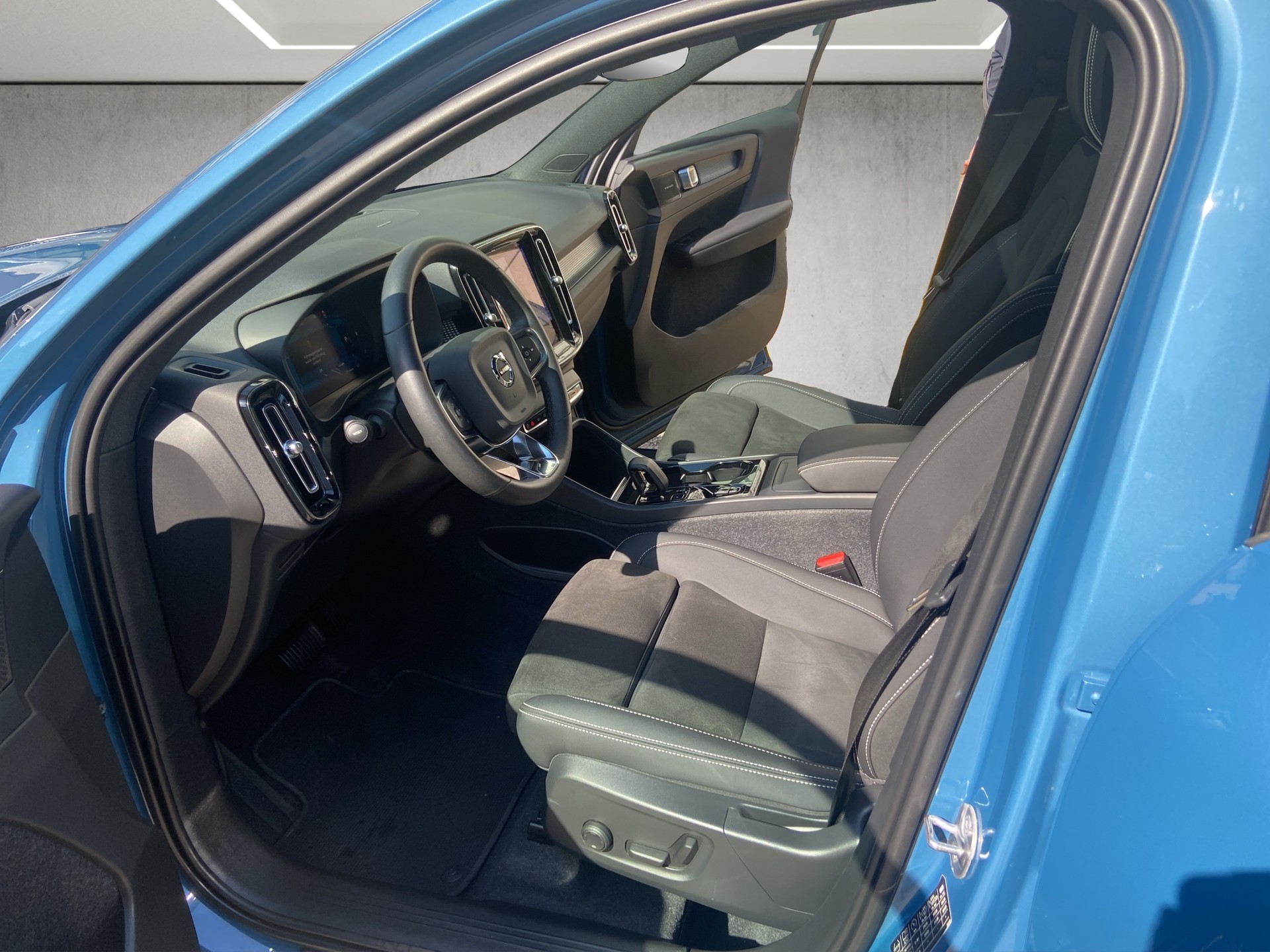VOLVO XC40 B4 Benzin Mild Hybrid AWD Ultim. Dark DCT-image-6