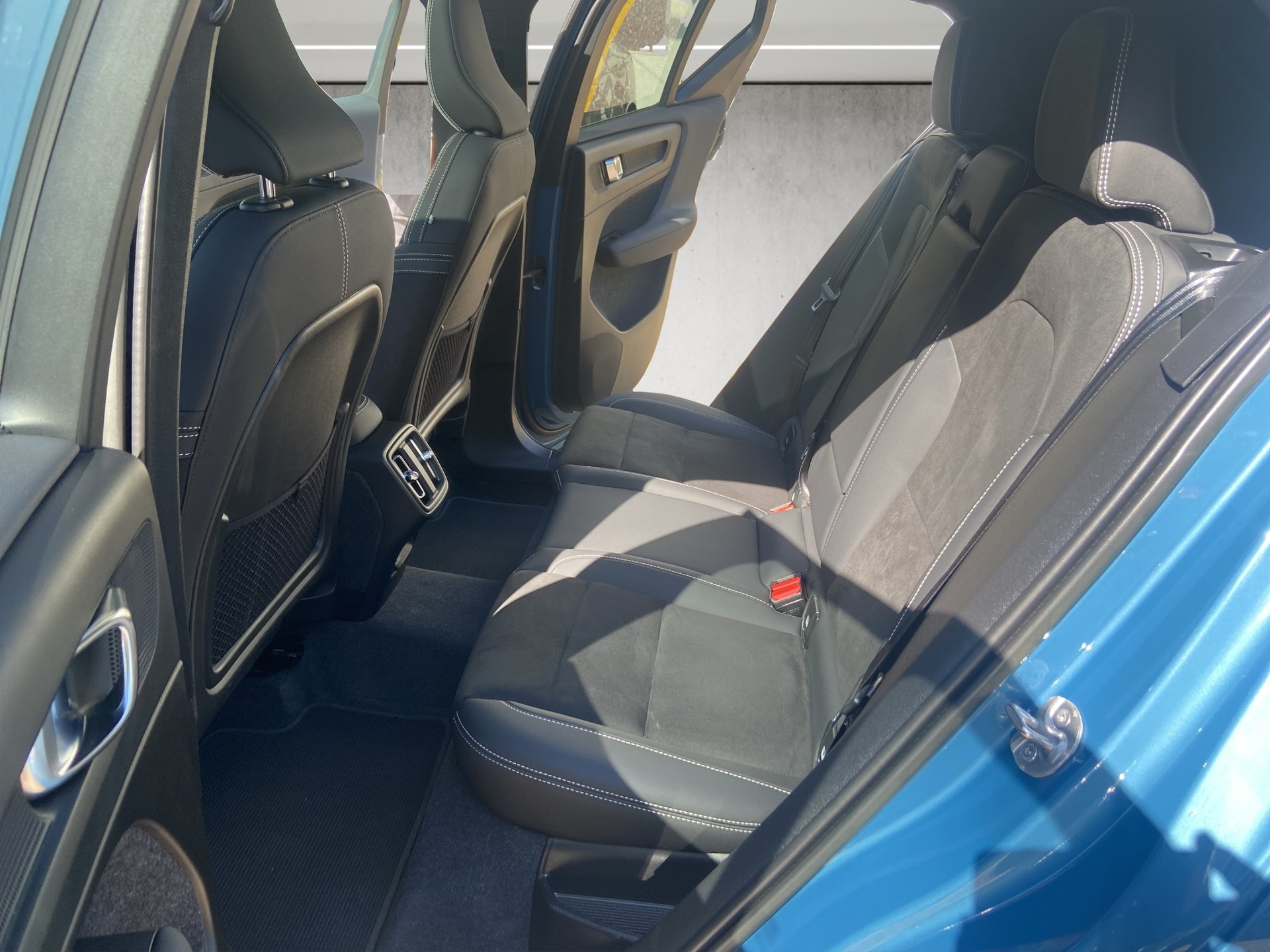 VOLVO XC40 B4 Benzin Mild Hybrid AWD Ultim. Dark DCT-image-10