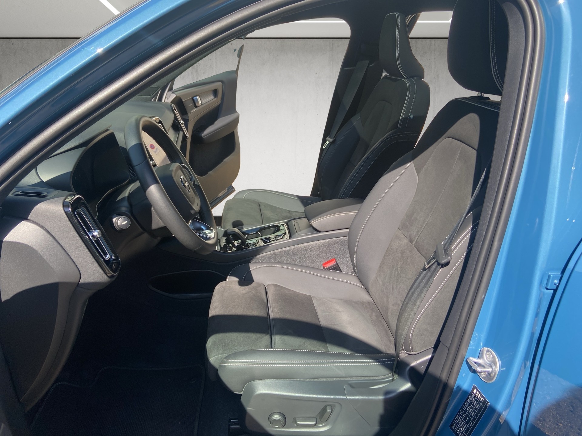 VOLVO XC40 B4 Benzin Mild Hybrid AWD Ultim. Dark DCT-image-7