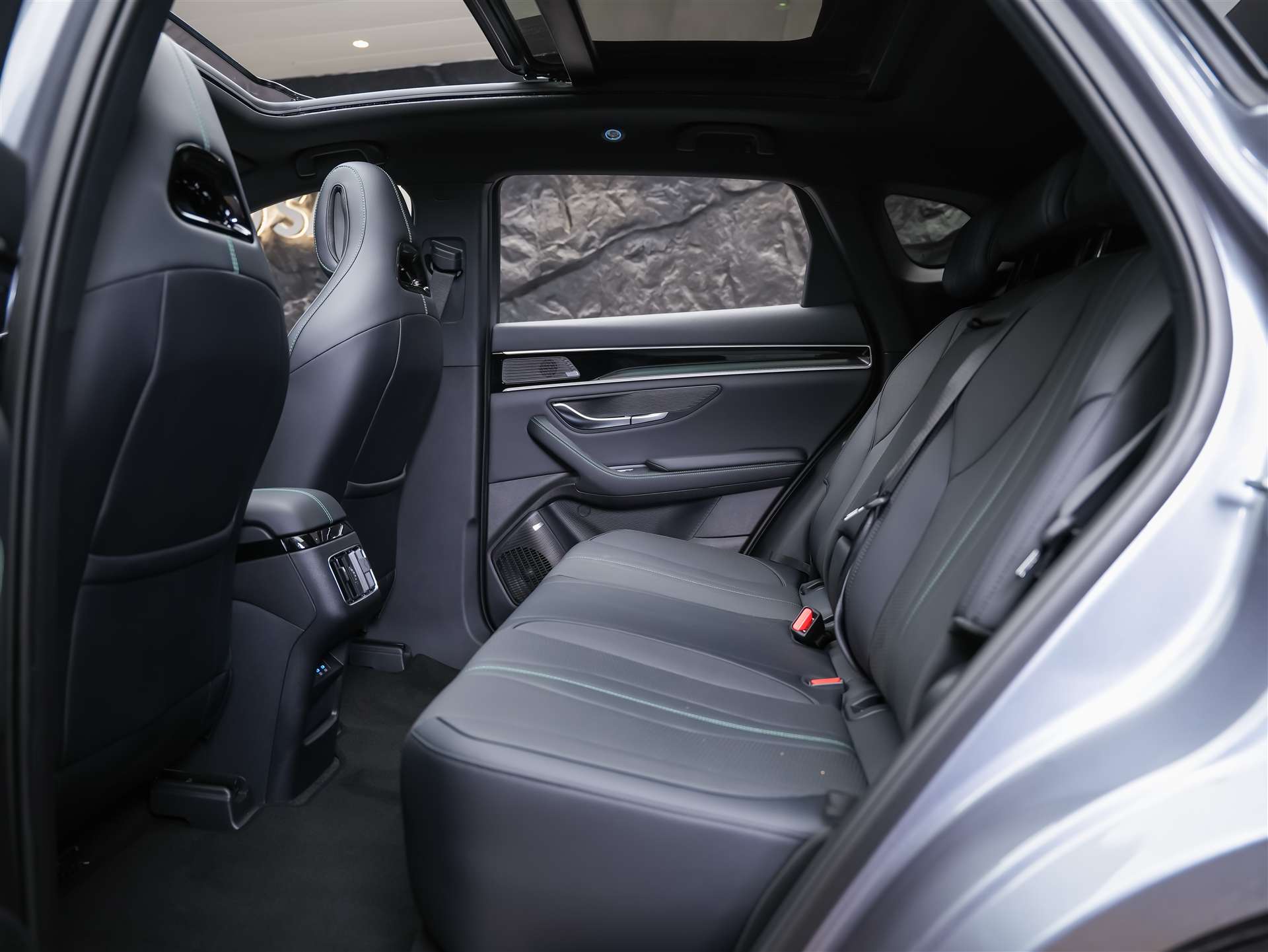 BYD Seal U DM-i Design AWD *SOFORT Verfügbar*Werksgarantie*Lenkradheizung*Sitzbelüftung*360° Kamera*-image-13