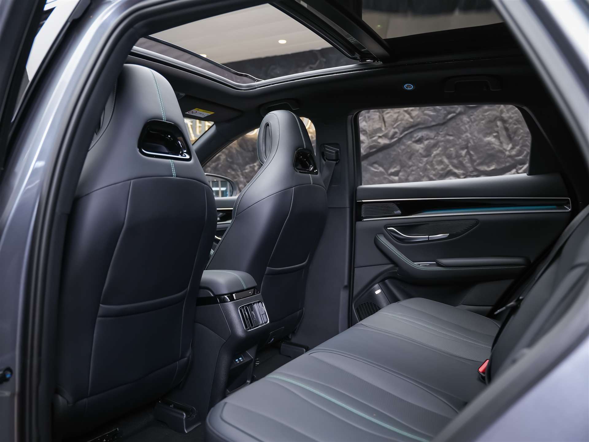BYD Seal U DM-i Design AWD *SOFORT Verfügbar*Werksgarantie*Lenkradheizung*Sitzbelüftung*360° Kamera*-image-11