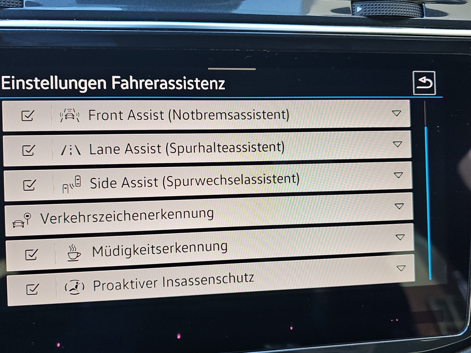 VW Tiguan 2.0 TDI SCR R-Line 4Motion DSG-image-15