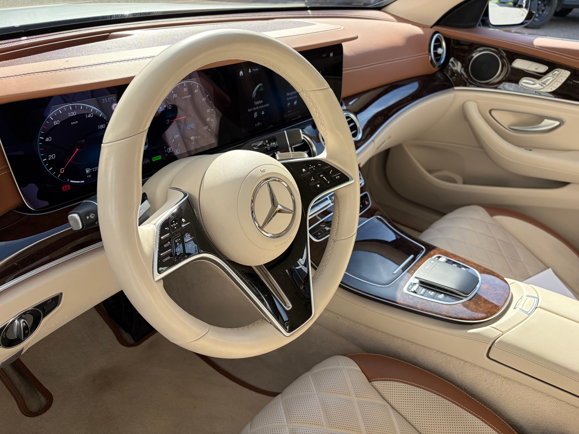 MERCEDES-BENZ E 300 e 4Matic Avantgarde 9G-Tronic-image-11