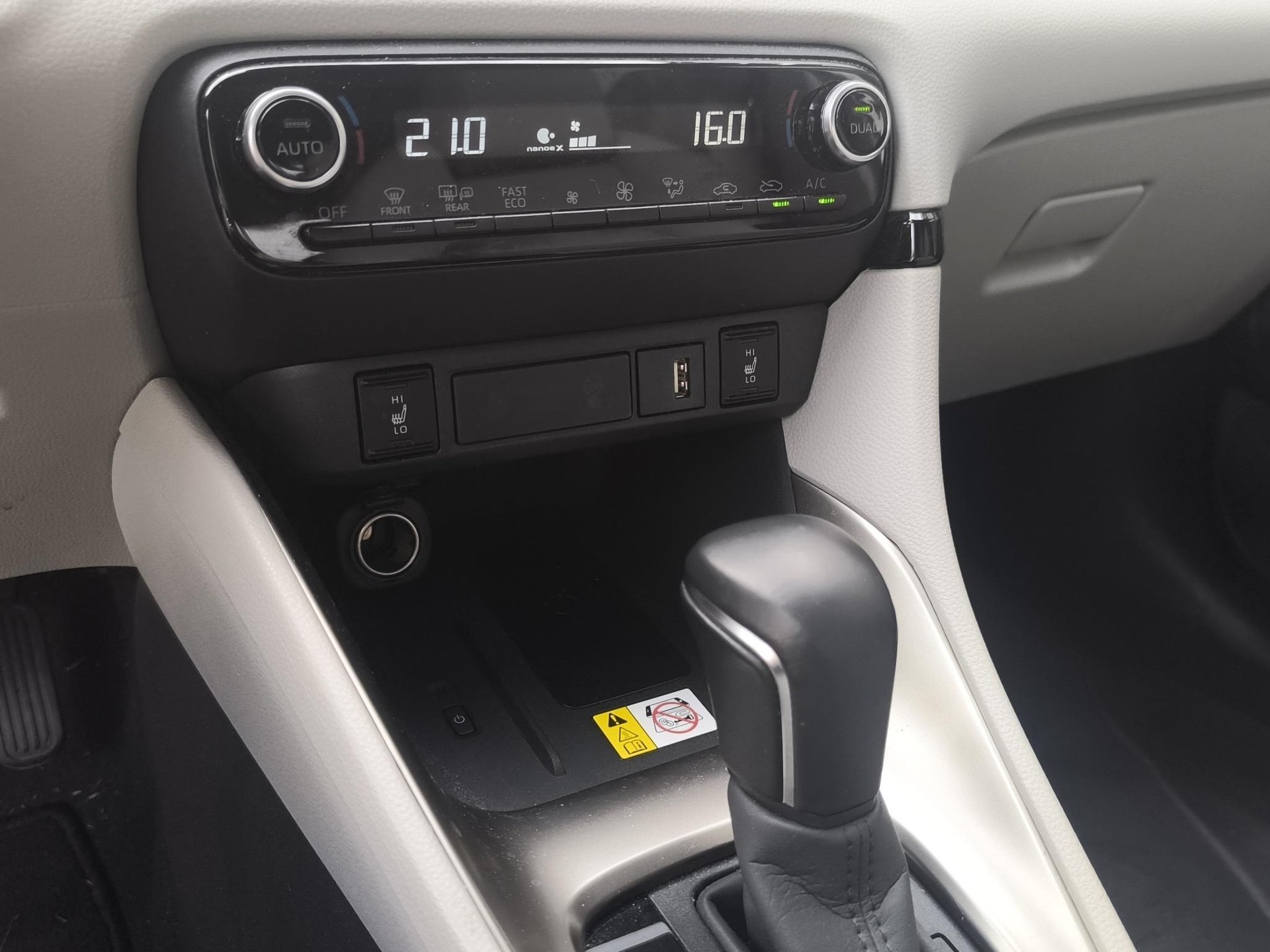 TOYOTA Yaris 1.5 VVT-i HSD Premium-image-11