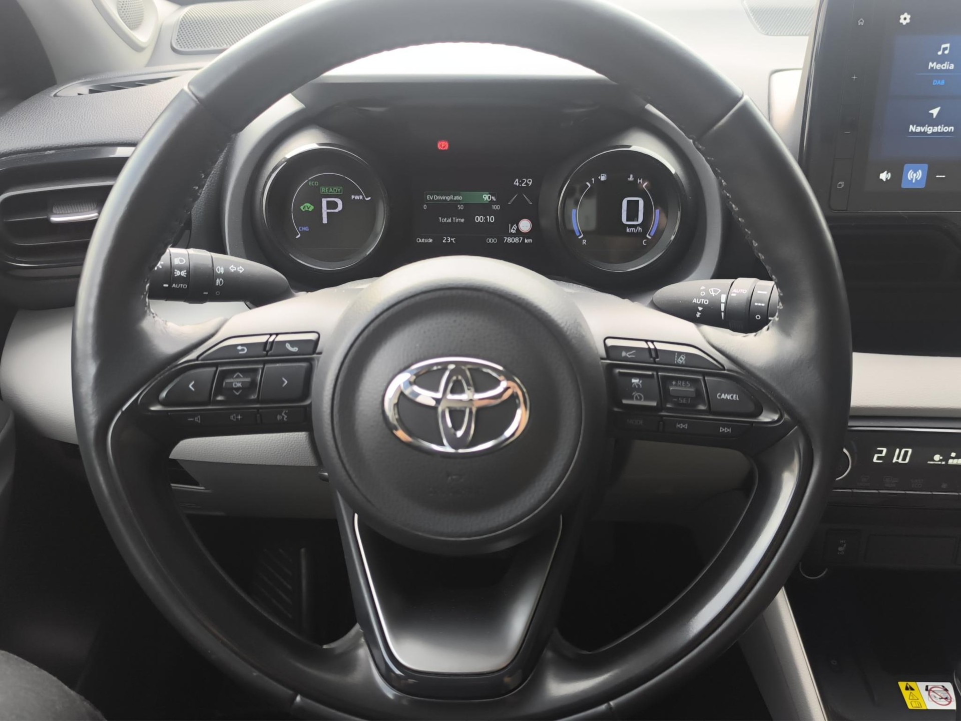 TOYOTA Yaris 1.5 VVT-i HSD Premium-image-9