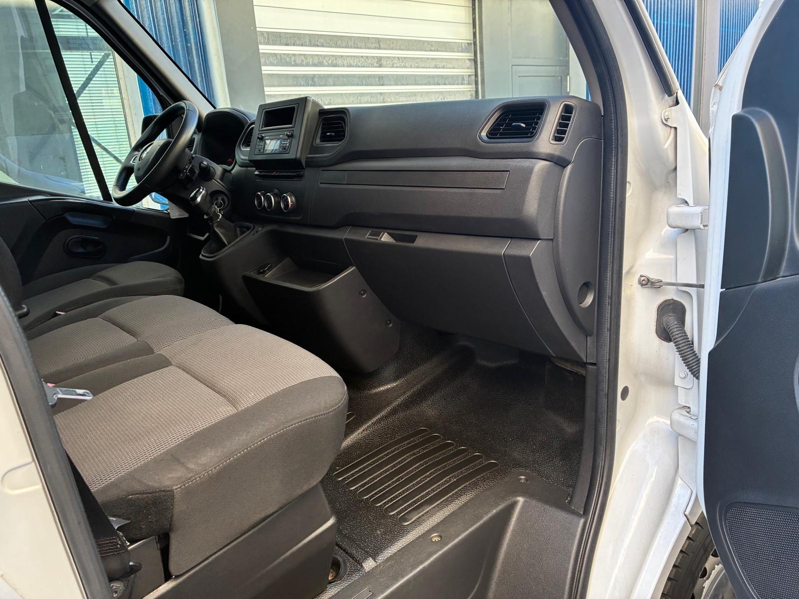 RENAULT Master T33 2.3dCi 135 L2H2-image-6