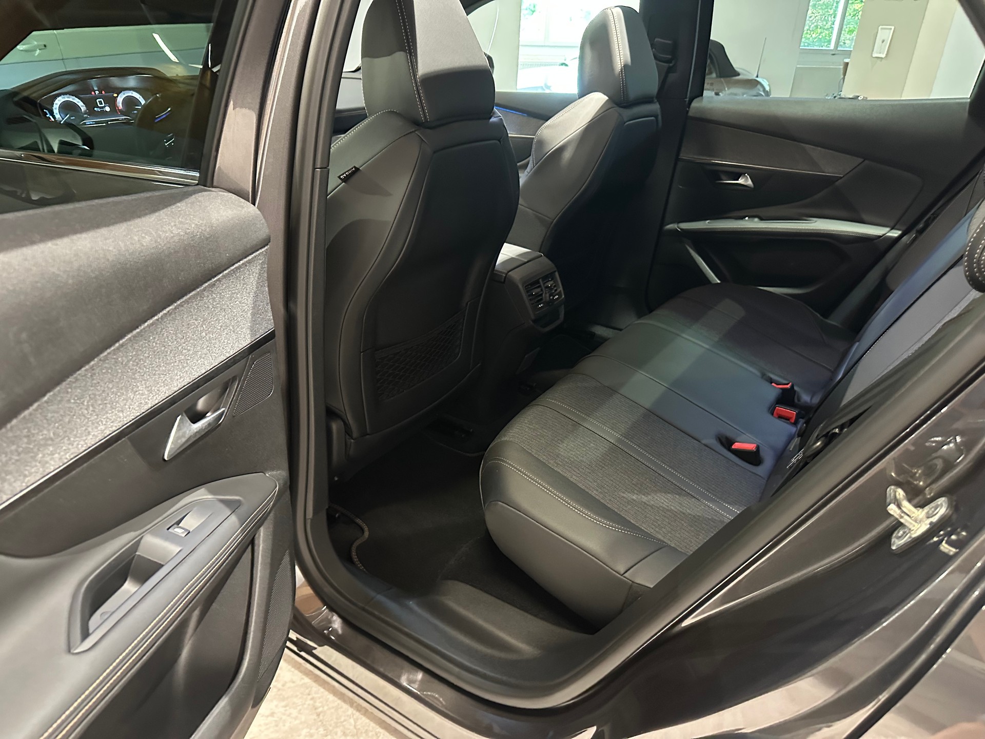 PEUGEOT 3008 1.5 BlueHDi GT Line EAT/Vollausstattung/8 x Aluräder/1. Jahr Garantie-image-24