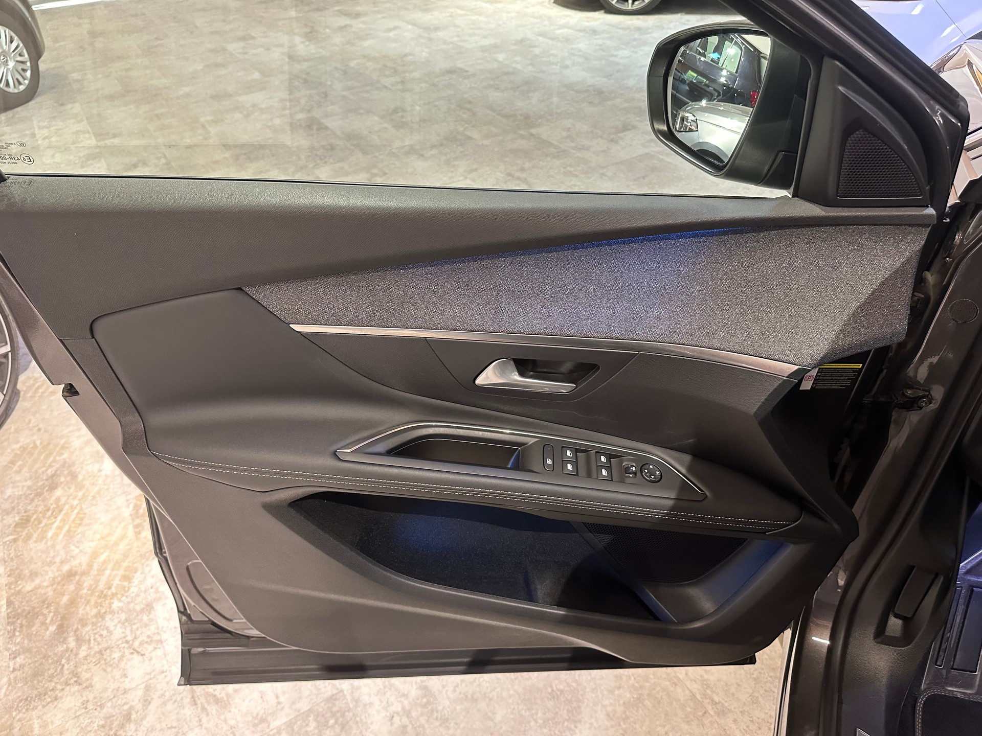 PEUGEOT 3008 1.5 BlueHDi GT Line EAT/Vollausstattung/8 x Aluräder/1. Jahr Garantie-image-12