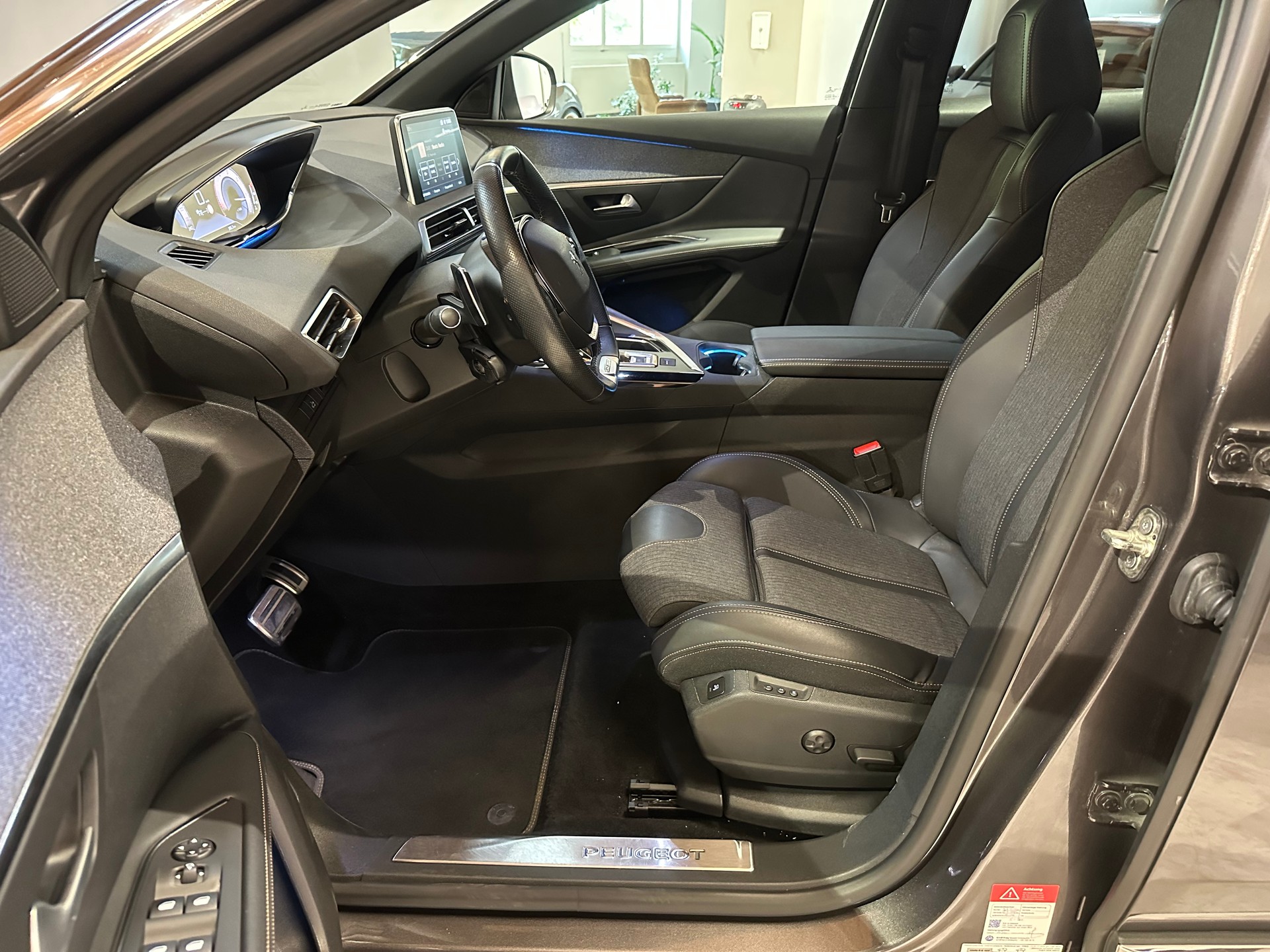 PEUGEOT 3008 1.5 BlueHDi GT Line EAT/Vollausstattung/8 x Aluräder/1. Jahr Garantie-image-10