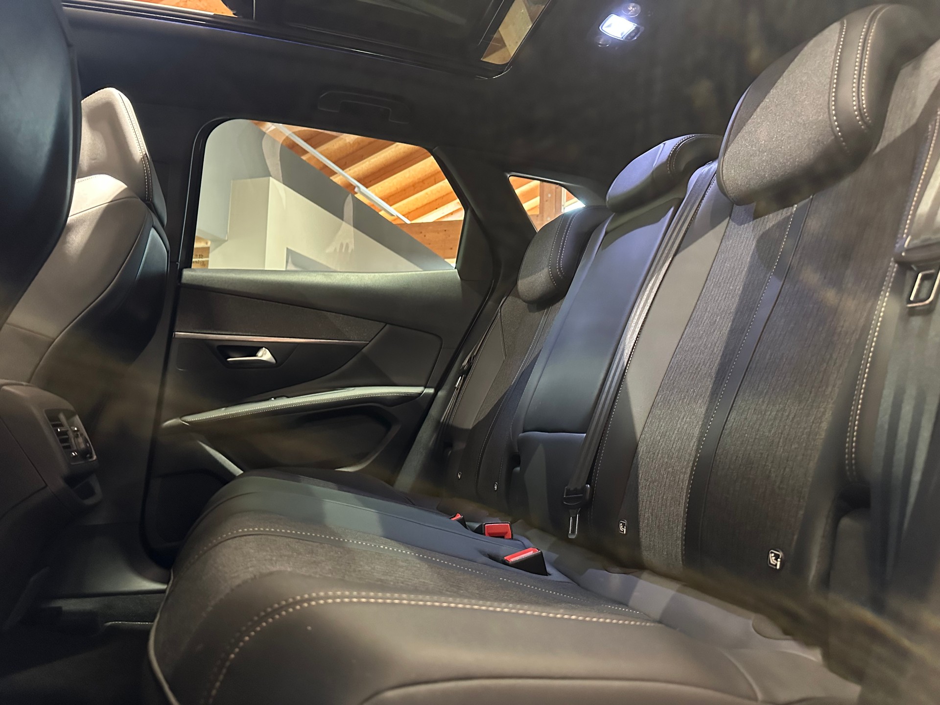 PEUGEOT 3008 1.5 BlueHDi GT Line EAT/Vollausstattung/8 x Aluräder/1. Jahr Garantie-image-25