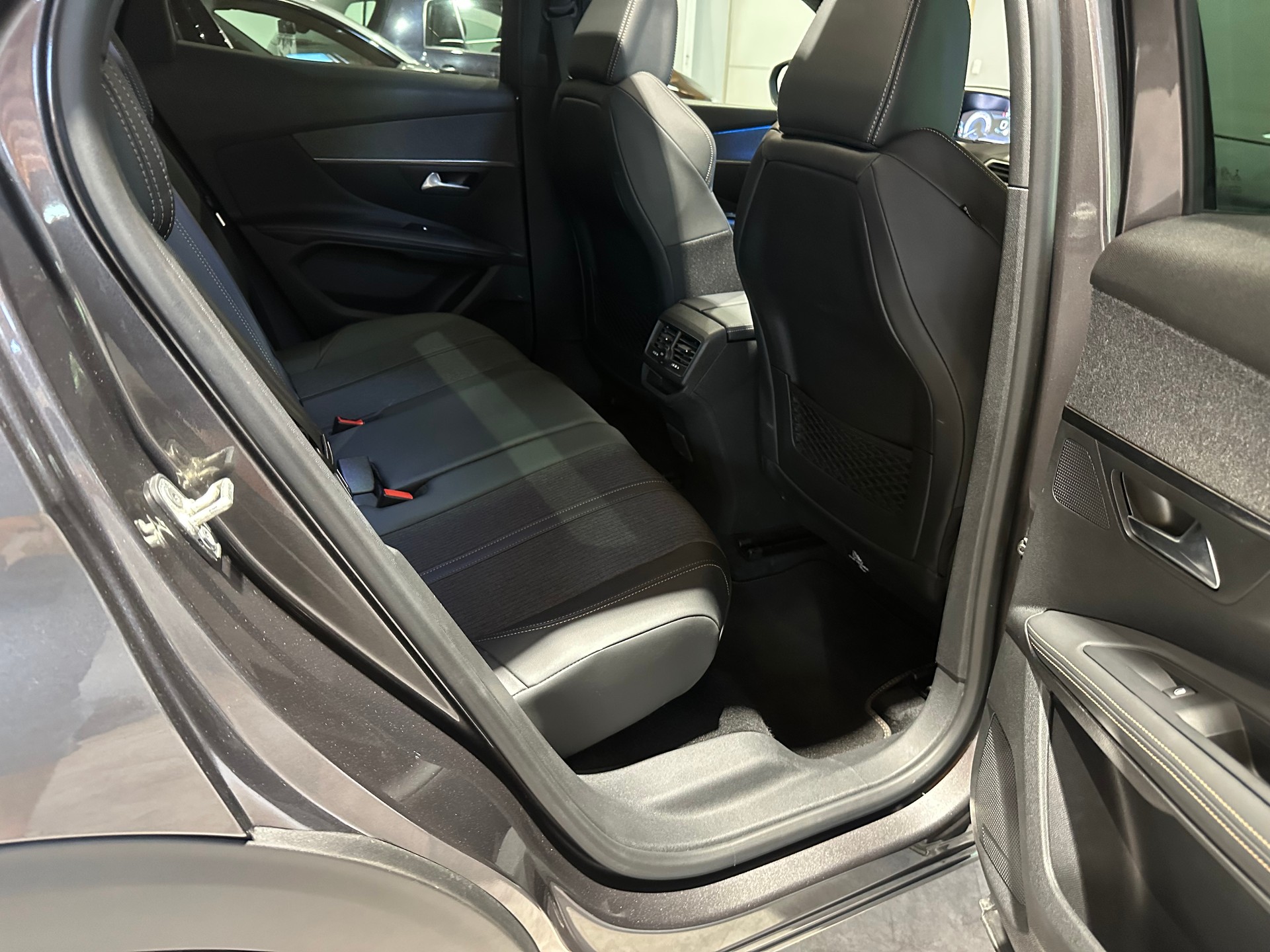 PEUGEOT 3008 1.5 BlueHDi GT Line EAT/Vollausstattung/8 x Aluräder/1. Jahr Garantie-image-21
