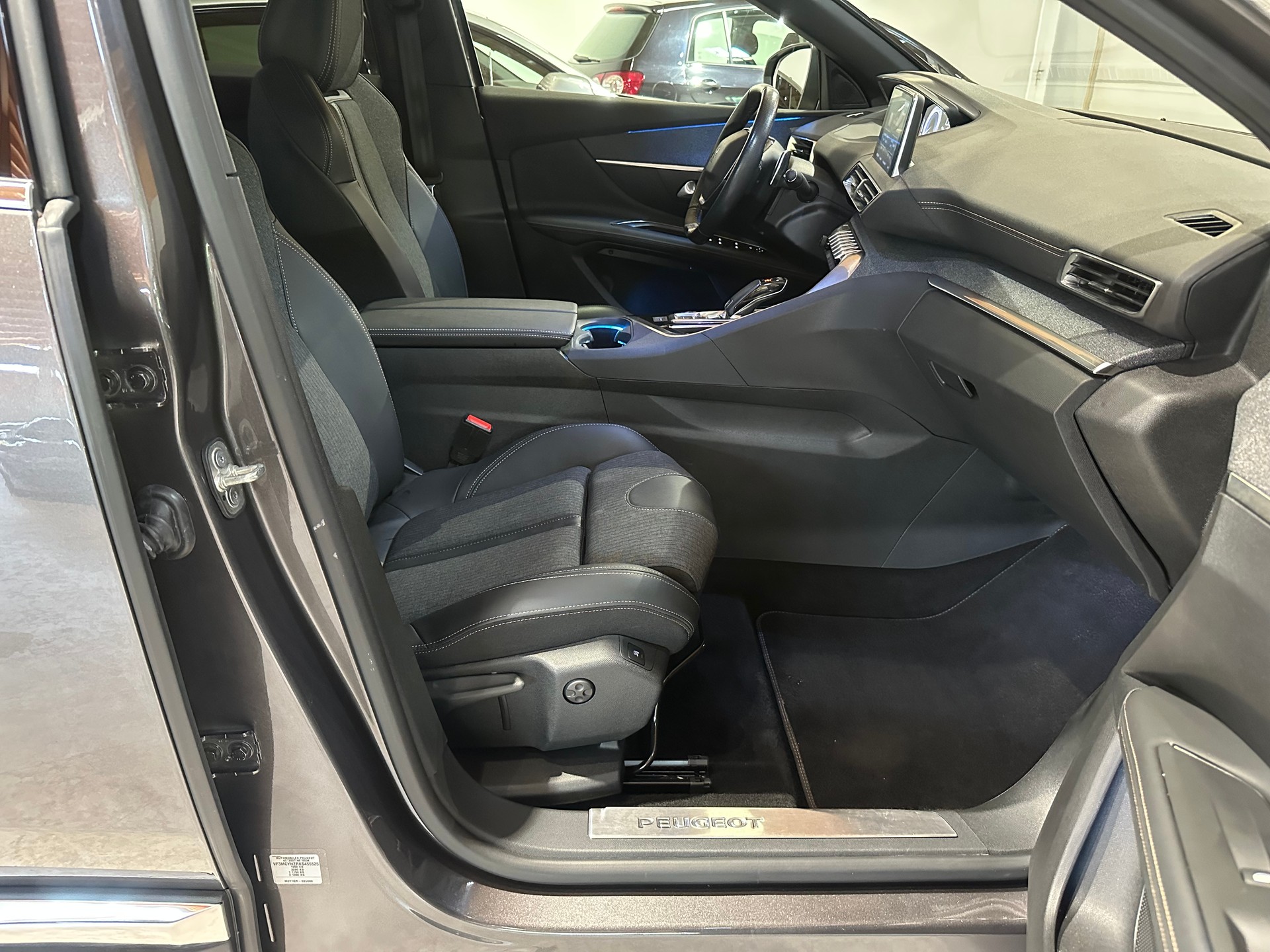 PEUGEOT 3008 1.5 BlueHDi GT Line EAT/Vollausstattung/8 x Aluräder/1. Jahr Garantie-image-13