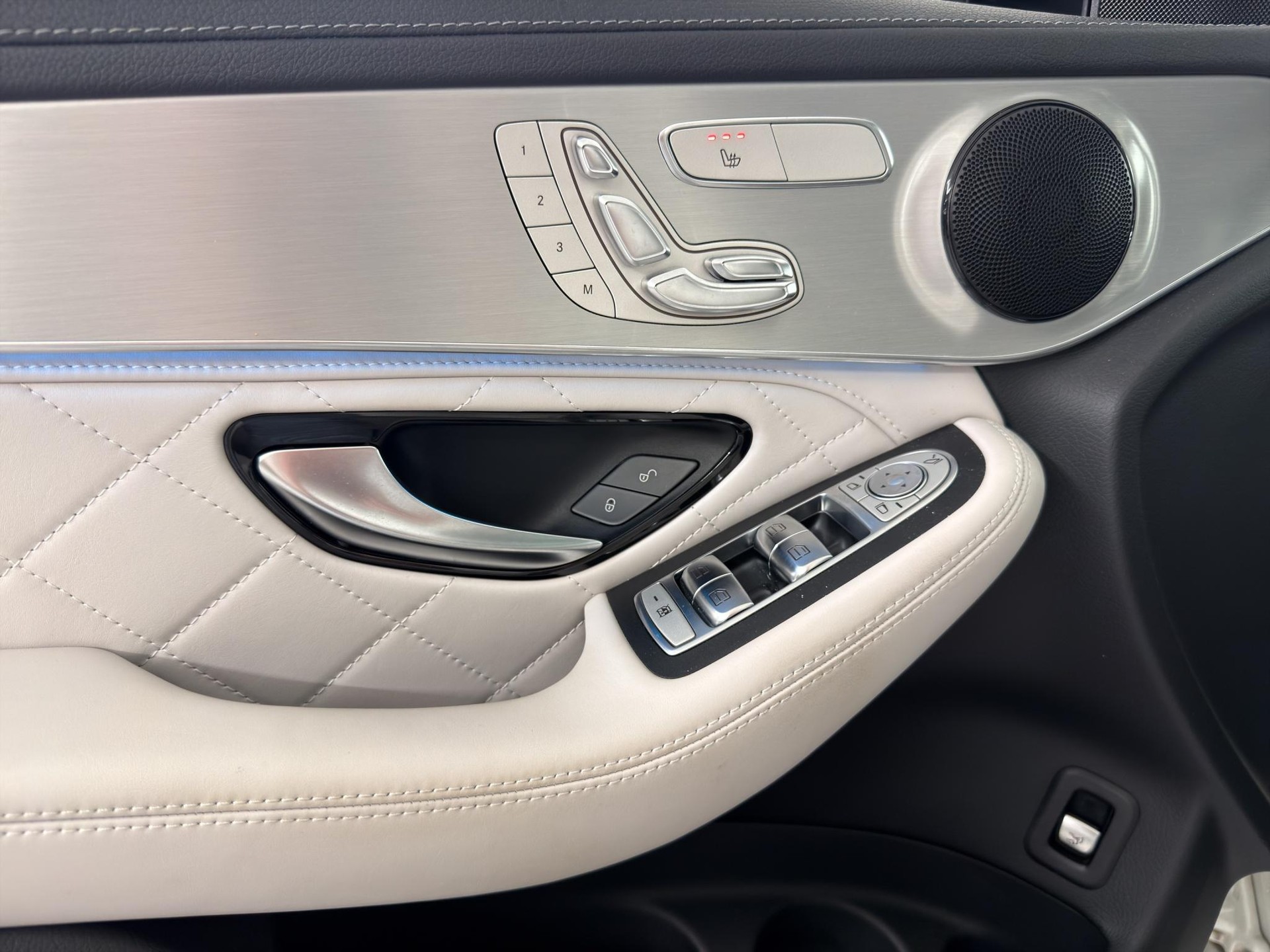 MERCEDES-BENZ GLC-Klasse GLC 300 AMG Line 4m-image-13