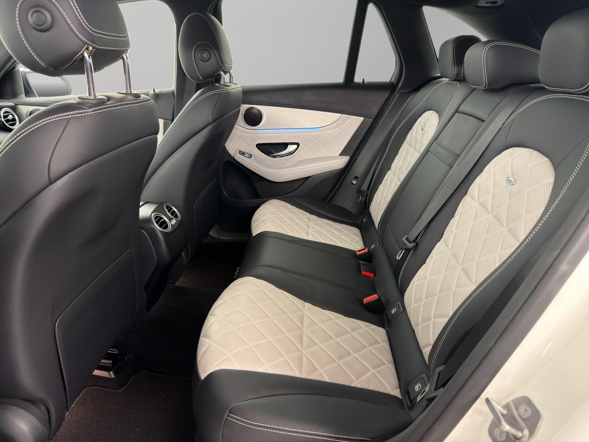 MERCEDES-BENZ GLC-Klasse GLC 300 AMG Line 4m-image-9