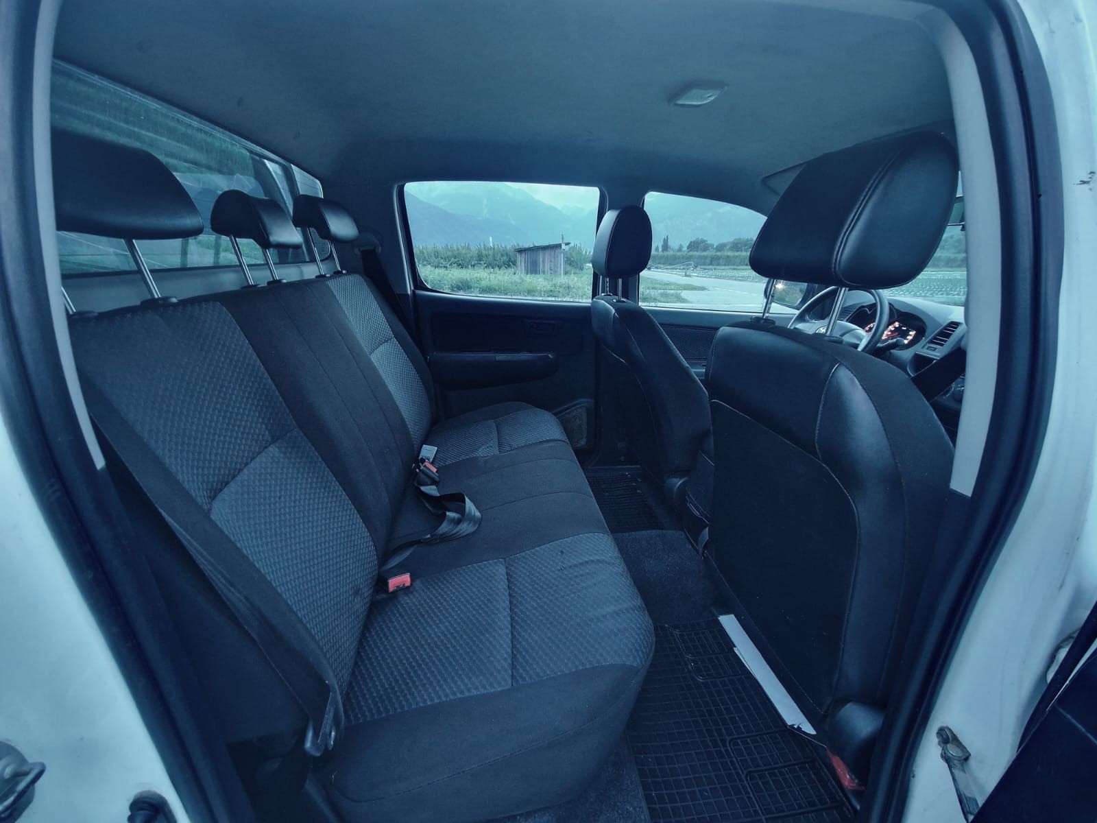 TOYOTA Hilux 2.5D 4WD Double Cab Luna-image-10