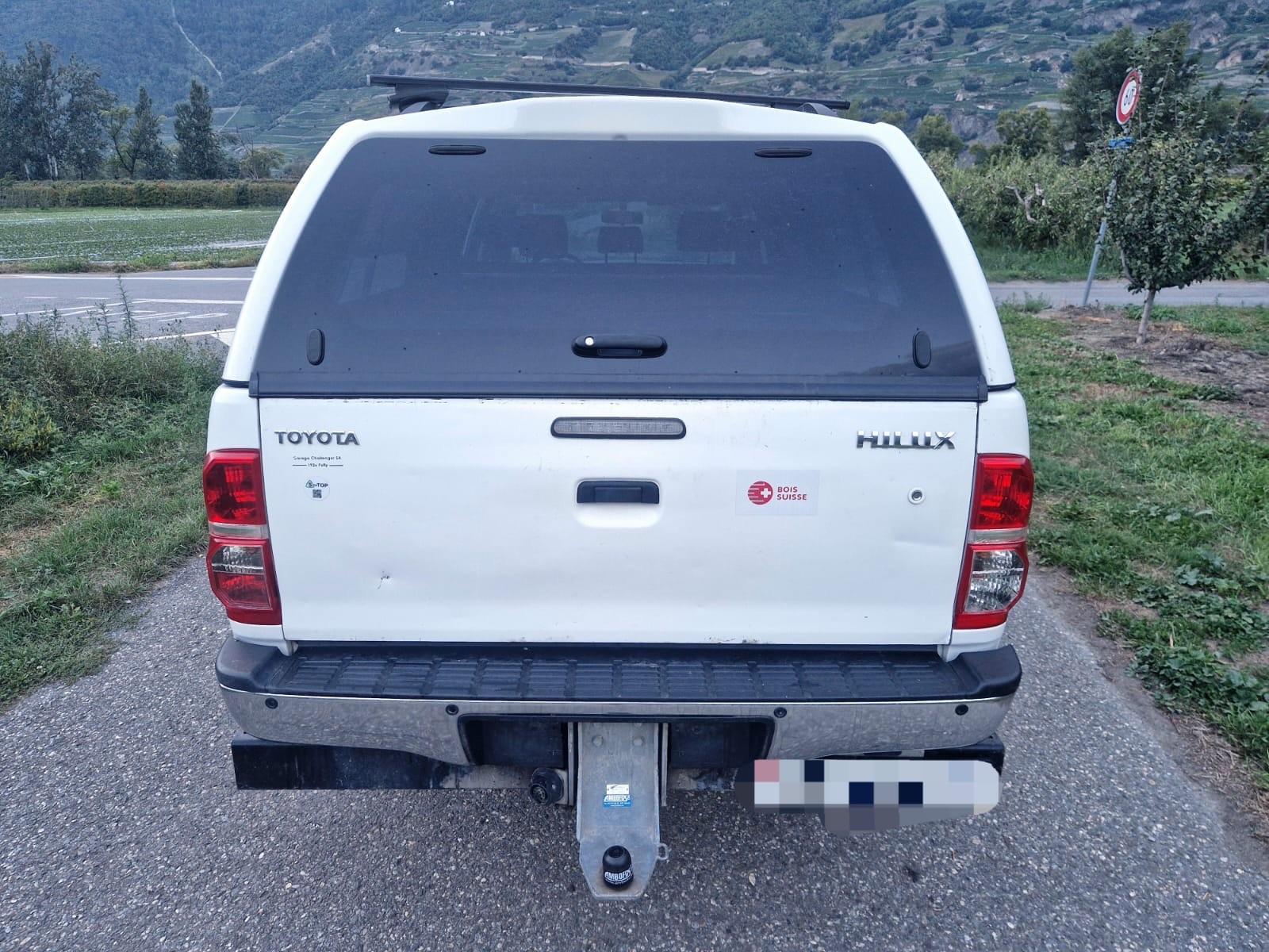 TOYOTA Hilux 2.5D 4WD Double Cab Luna-showroom-element-3