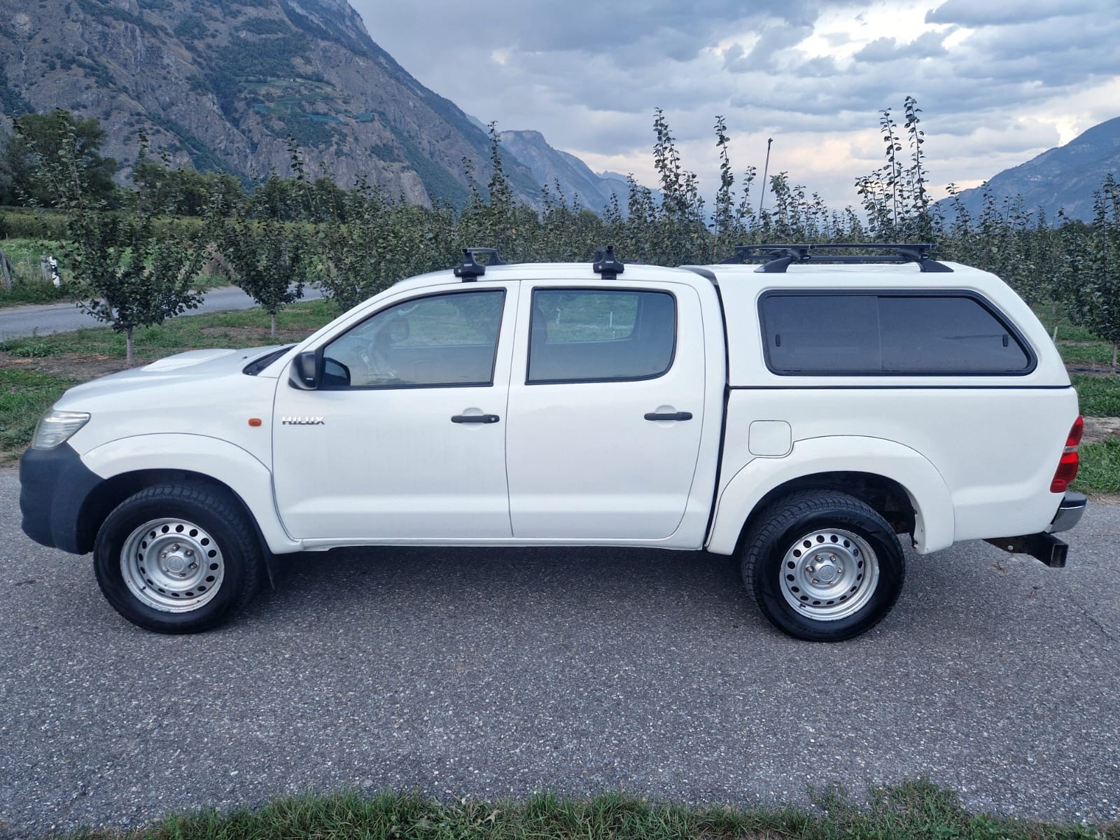 TOYOTA Hilux 2.5D 4WD Double Cab Luna-showroom-element-1