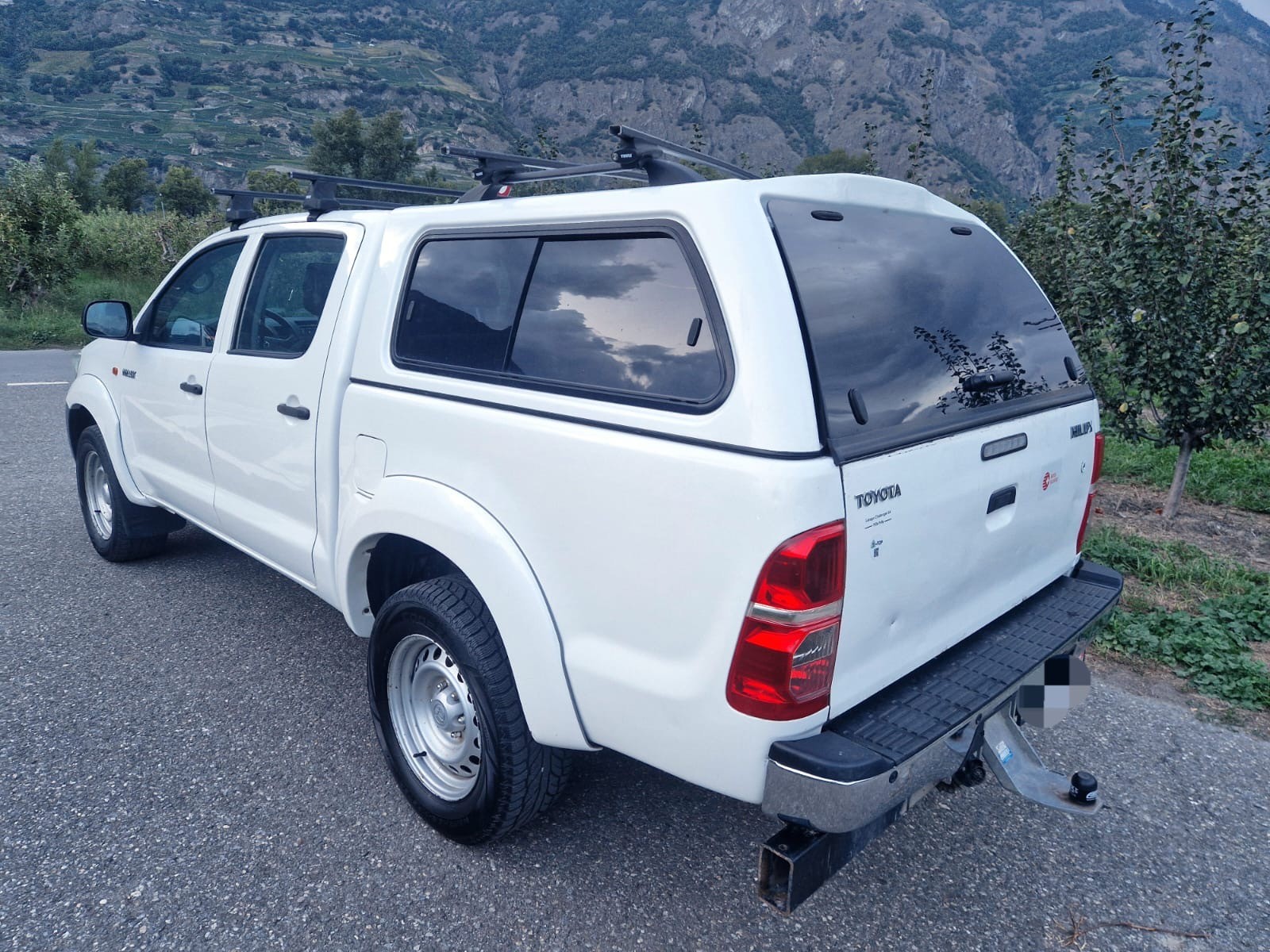 TOYOTA Hilux 2.5D 4WD Double Cab Luna-showroom-element-2