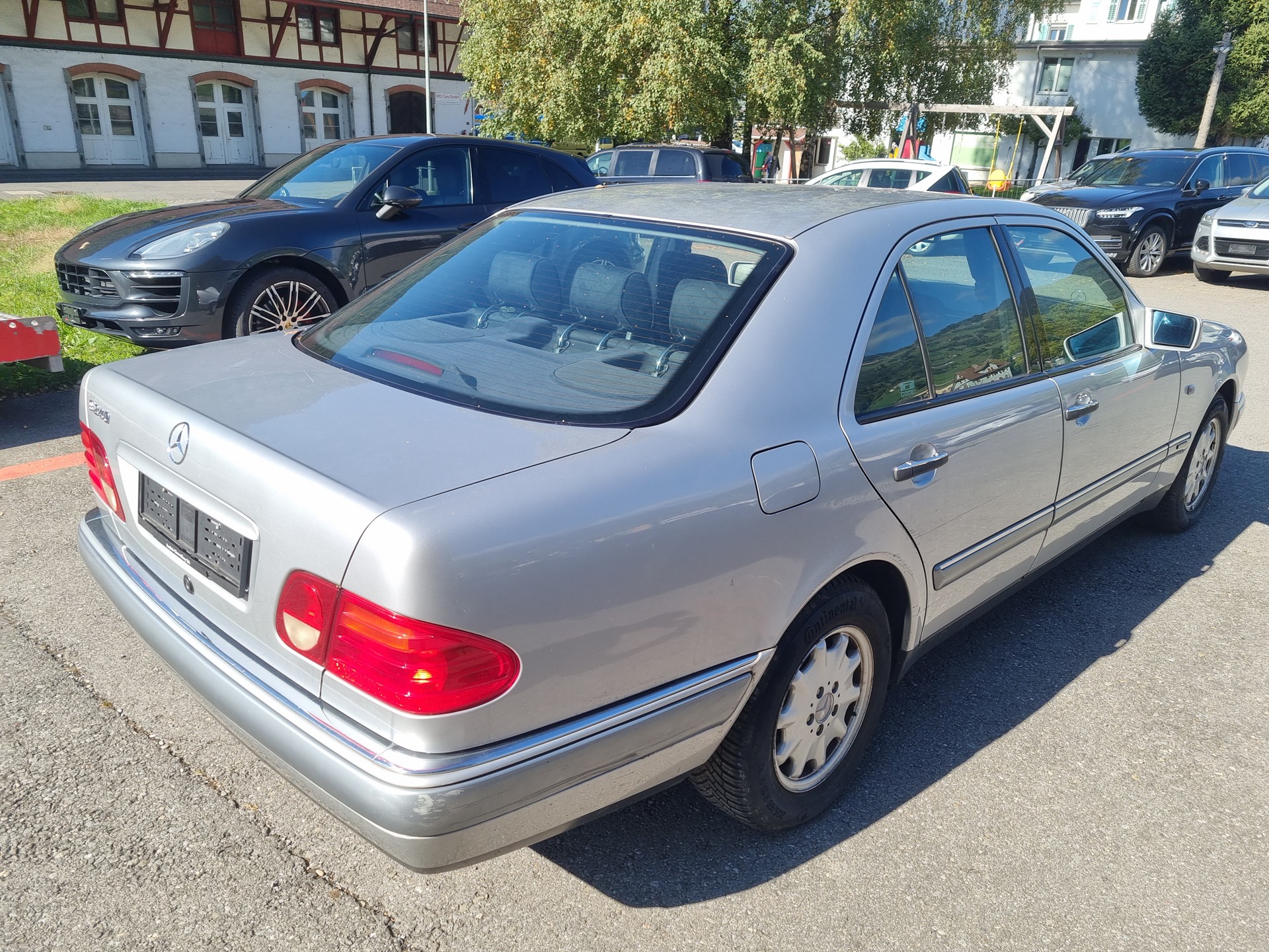 MERCEDES-BENZ E 240 Elégance-image-1