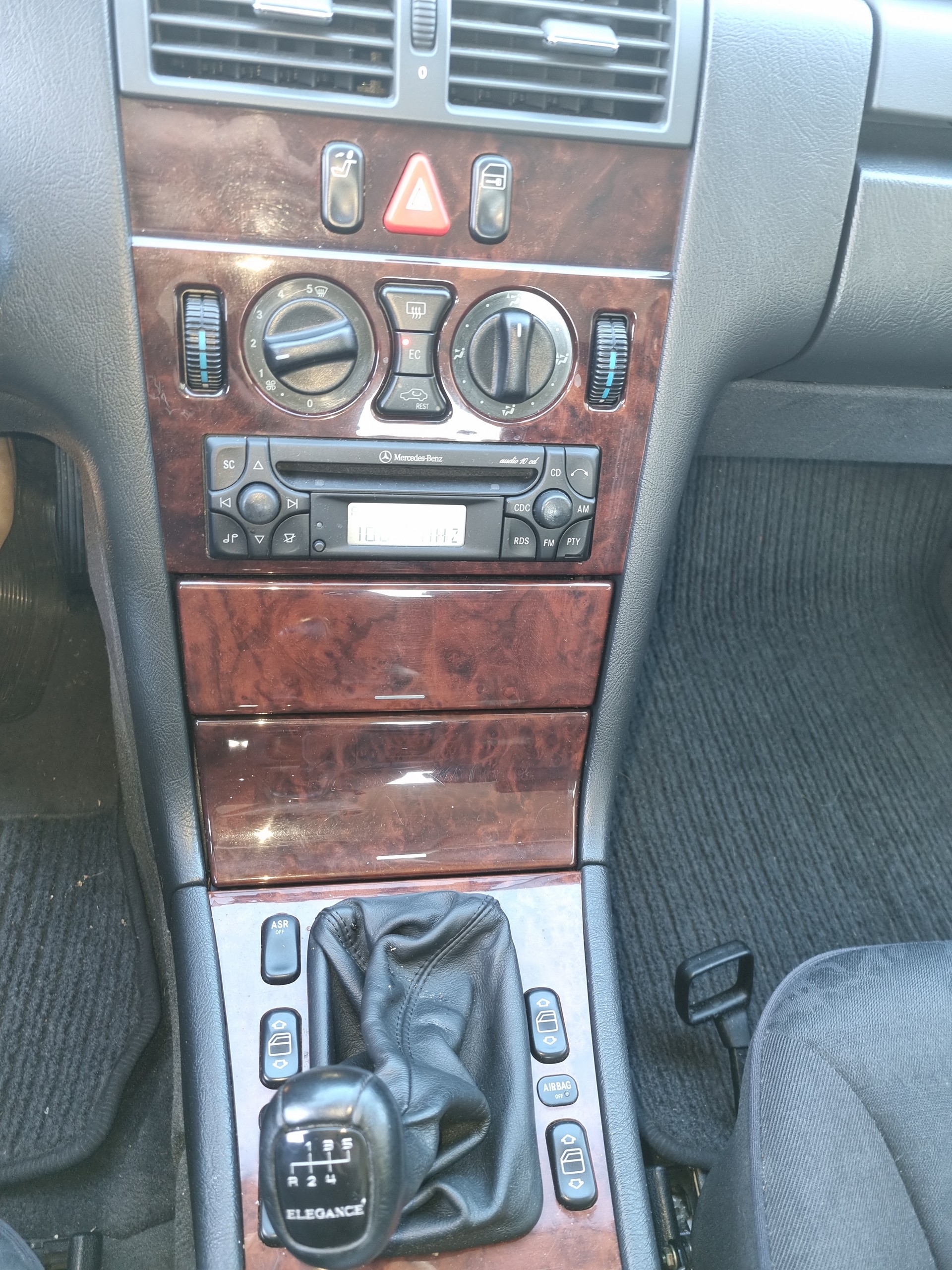 MERCEDES-BENZ E 240 Elégance-image-9