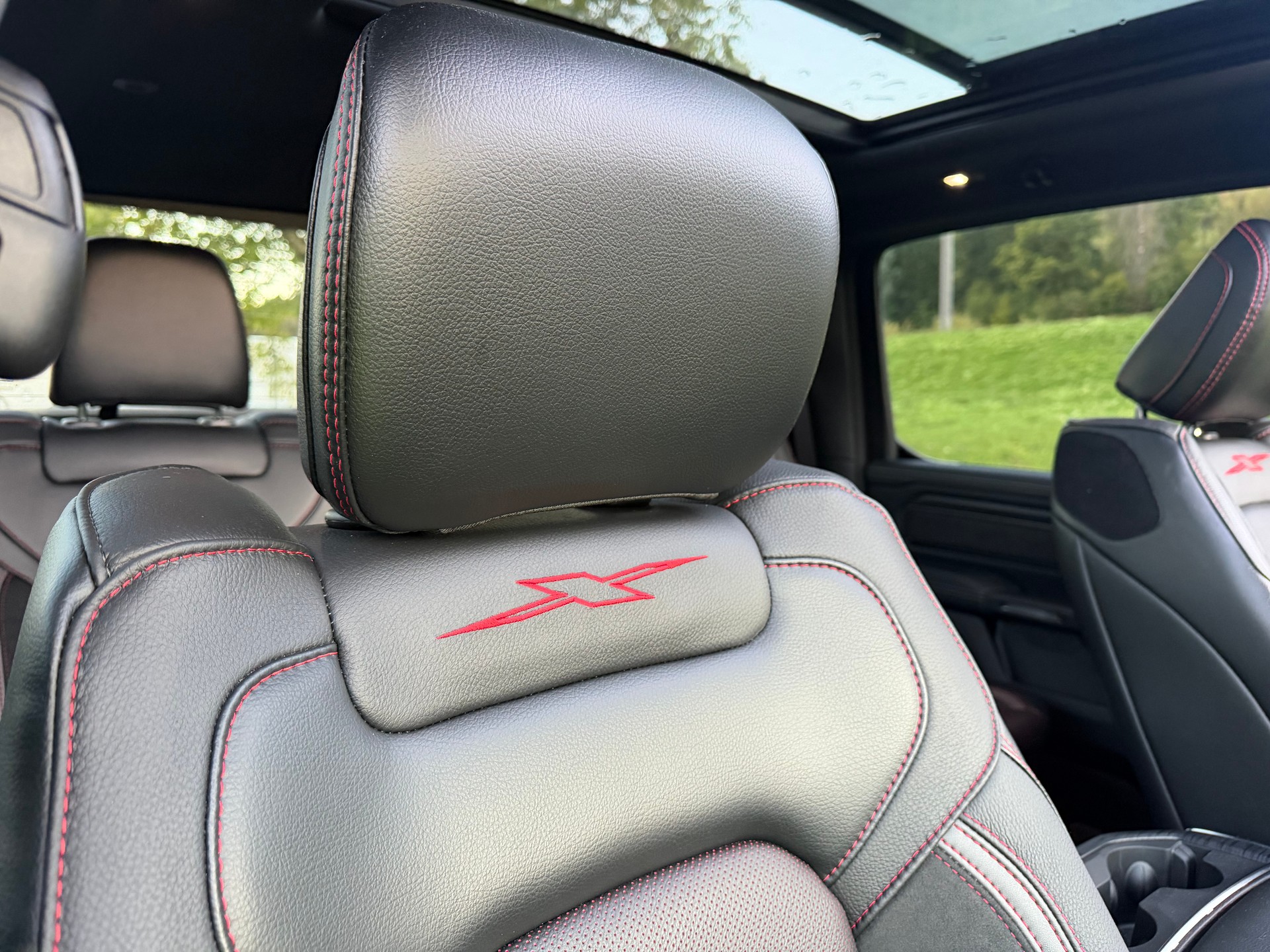 DODGE SST "REBEL X" MIT 425 PS !! KM 6`700 !! AHK 3`500 KG !! VOLL OPTION !! CH GEPRÜFT ALLES EINGETRAGEN !! REBEL X SST !!-image-48