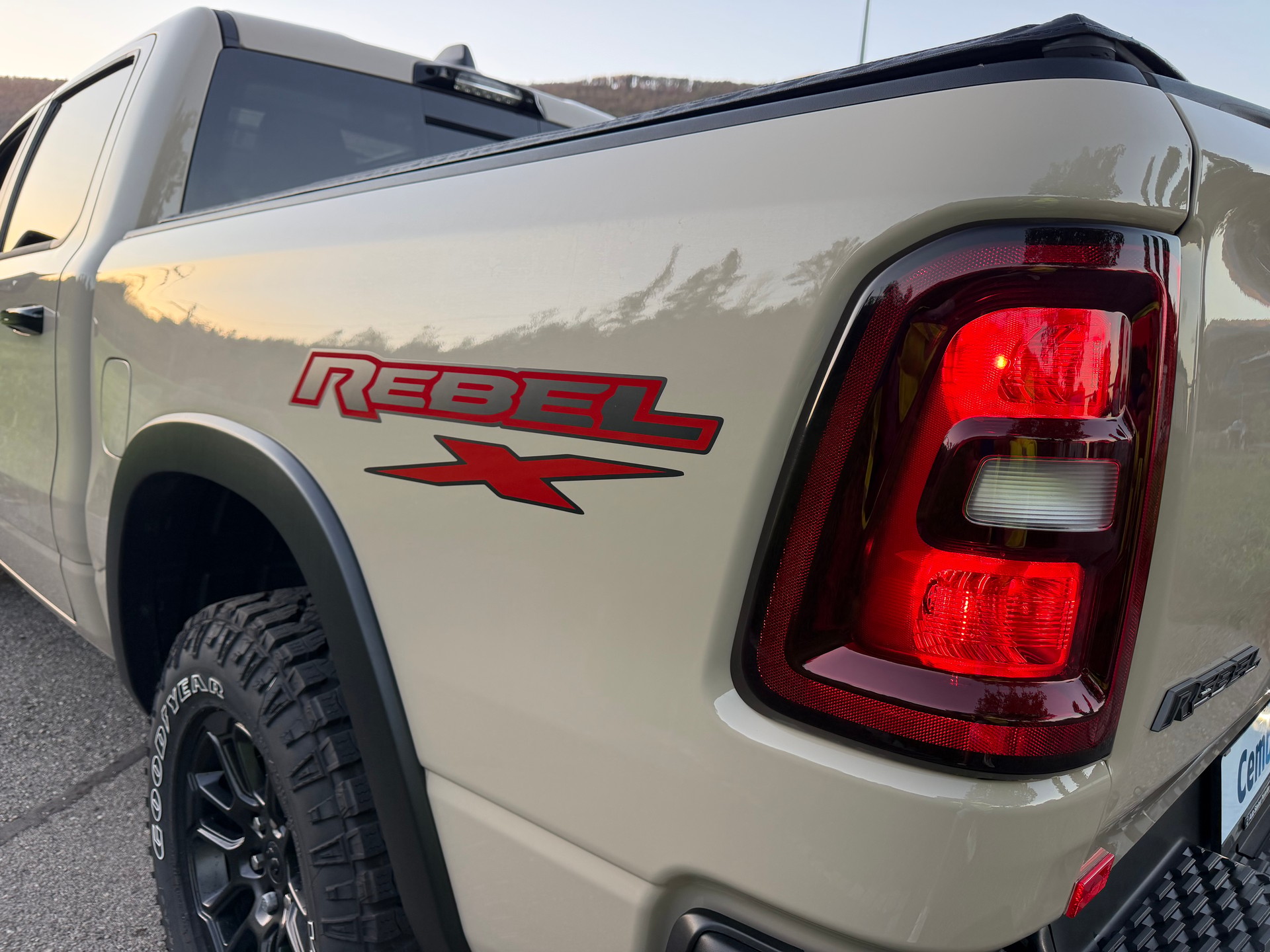 DODGE SST "REBEL X" MIT 425 PS !! KM 6`700 !! AHK 3`500 KG !! VOLL OPTION !! CH GEPRÜFT ALLES EINGETRAGEN !! REBEL X SST !!-image-29
