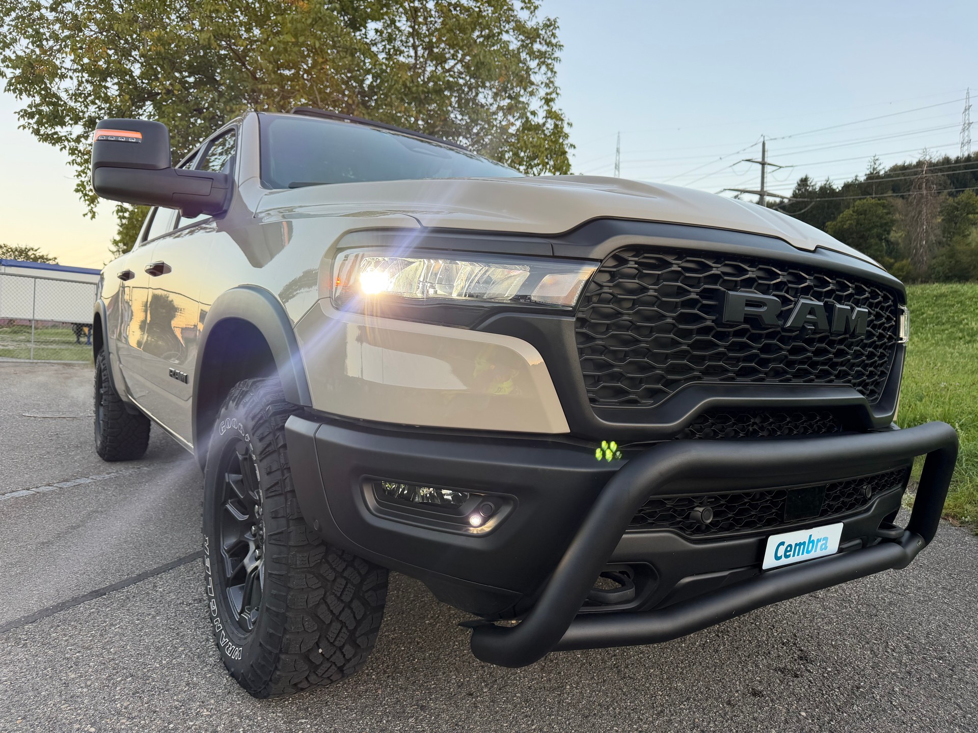 DODGE SST "REBEL X" MIT 425 PS !! KM 6`700 !! AHK 3`500 KG !! VOLL OPTION !! CH GEPRÜFT ALLES EINGETRAGEN !! REBEL X SST !!-image-2