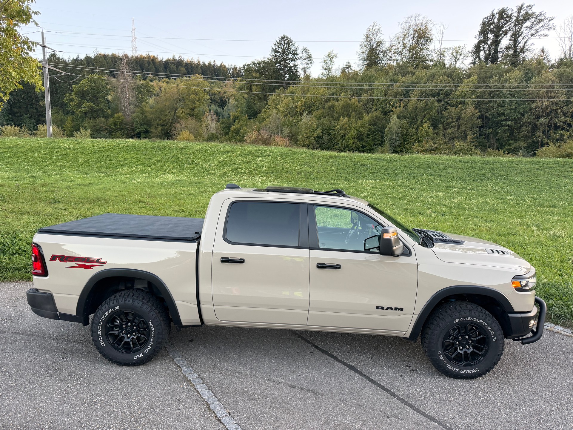 DODGE SST "REBEL X" MIT 425 PS !! KM 6`700 !! AHK 3`500 KG !! VOLL OPTION !! CH GEPRÜFT ALLES EINGETRAGEN !! REBEL X SST !!-image-19
