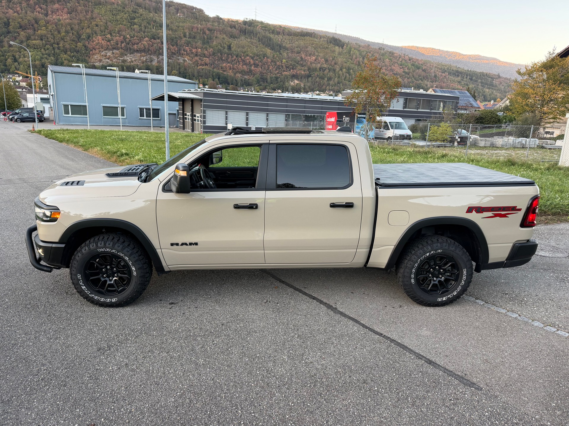 DODGE SST "REBEL X" MIT 425 PS !! KM 6`700 !! AHK 3`500 KG !! VOLL OPTION !! CH GEPRÜFT ALLES EINGETRAGEN !! REBEL X SST !!-image-21