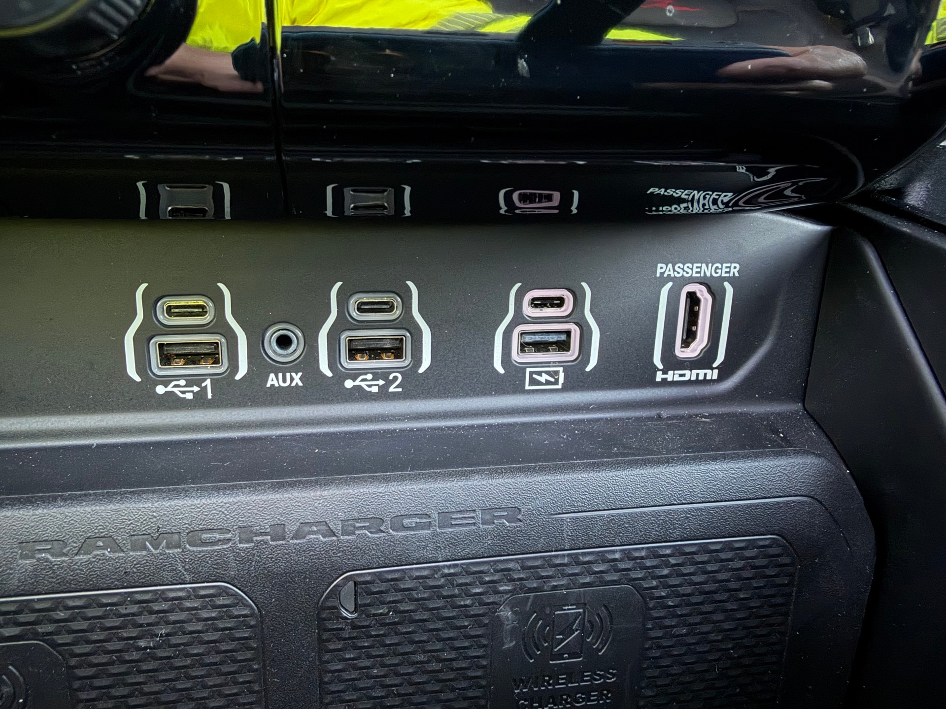 DODGE SST "REBEL X" MIT 425 PS !! KM 6`700 !! AHK 3`500 KG !! VOLL OPTION !! CH GEPRÜFT ALLES EINGETRAGEN !! REBEL X SST !!-image-36