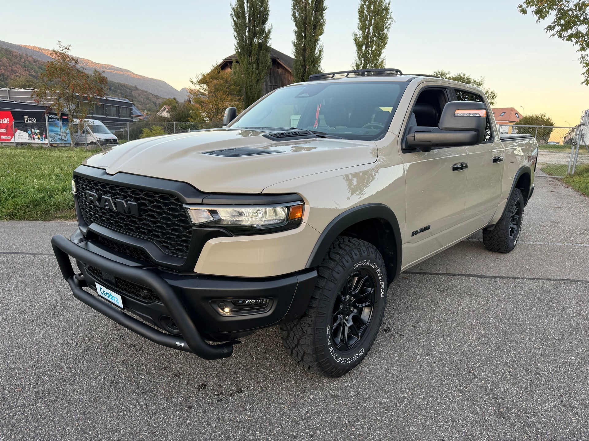 DODGE SST "REBEL X" MIT 425 PS !! KM 6`700 !! AHK 3`500 KG !! VOLL OPTION !! CH GEPRÜFT ALLES EINGETRAGEN !! REBEL X SST !!-image-1