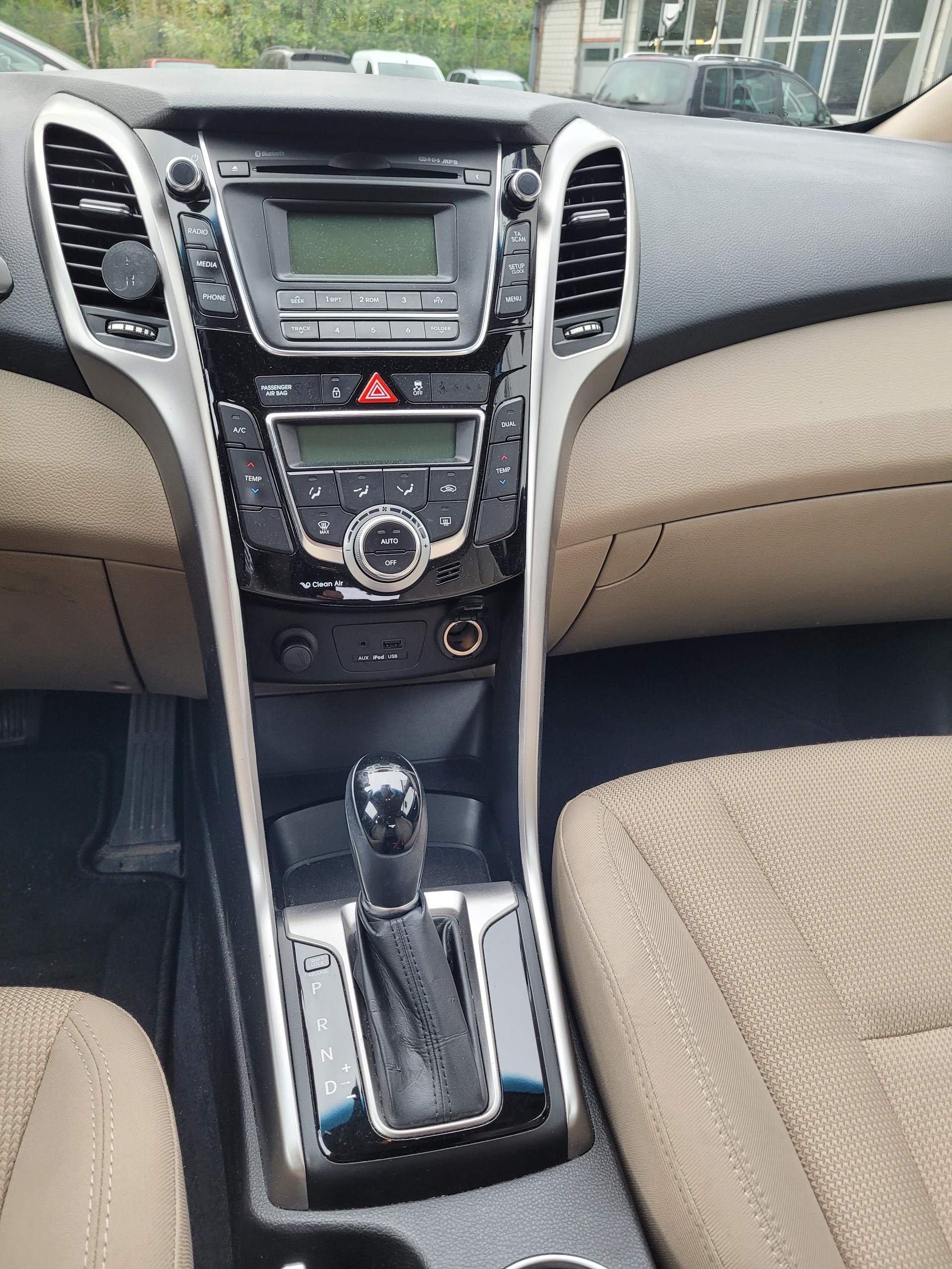 HYUNDAI i30 1.6 GDI Style Automatic-image-12